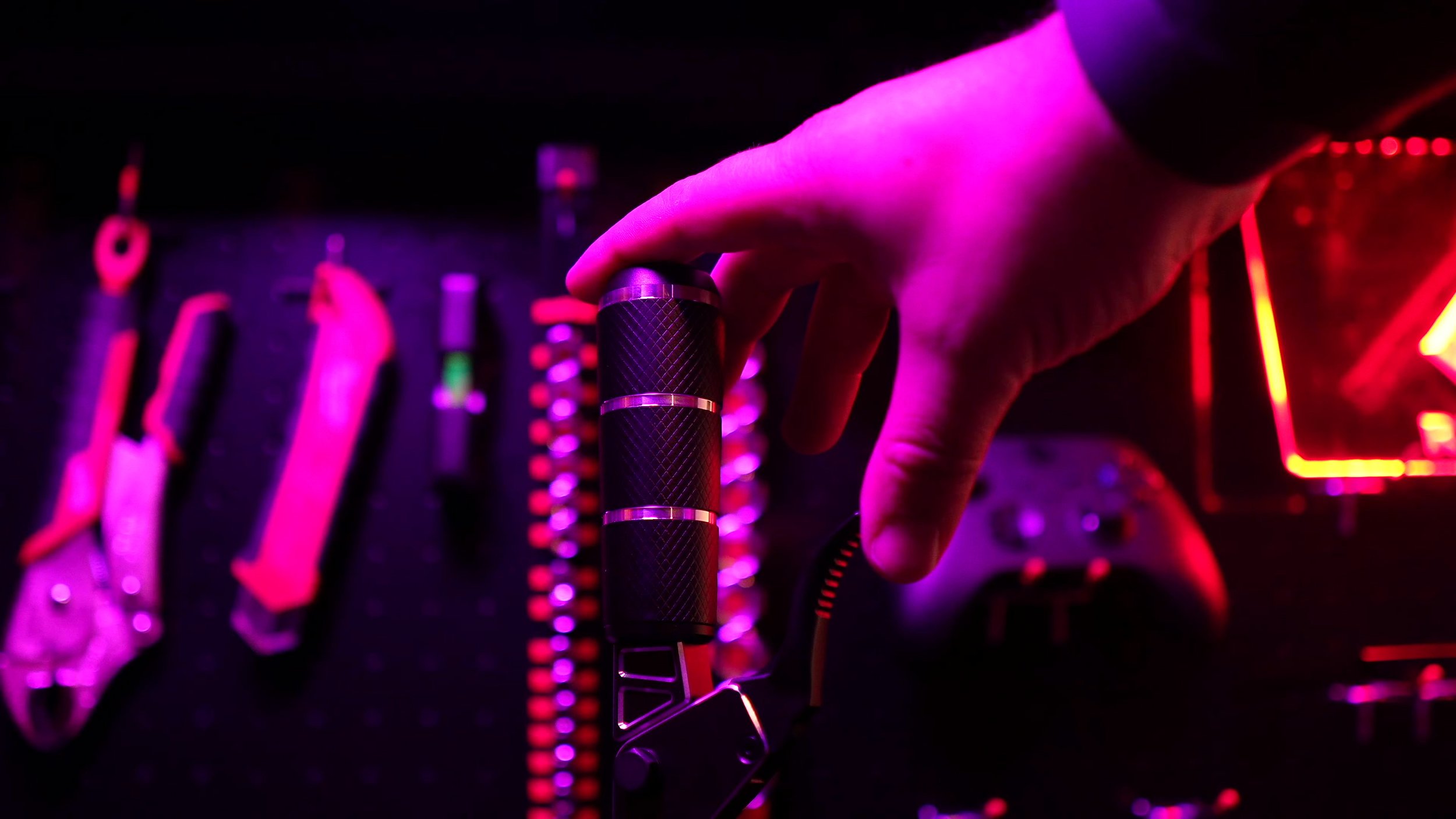 A closer look at the grip and upper lever.