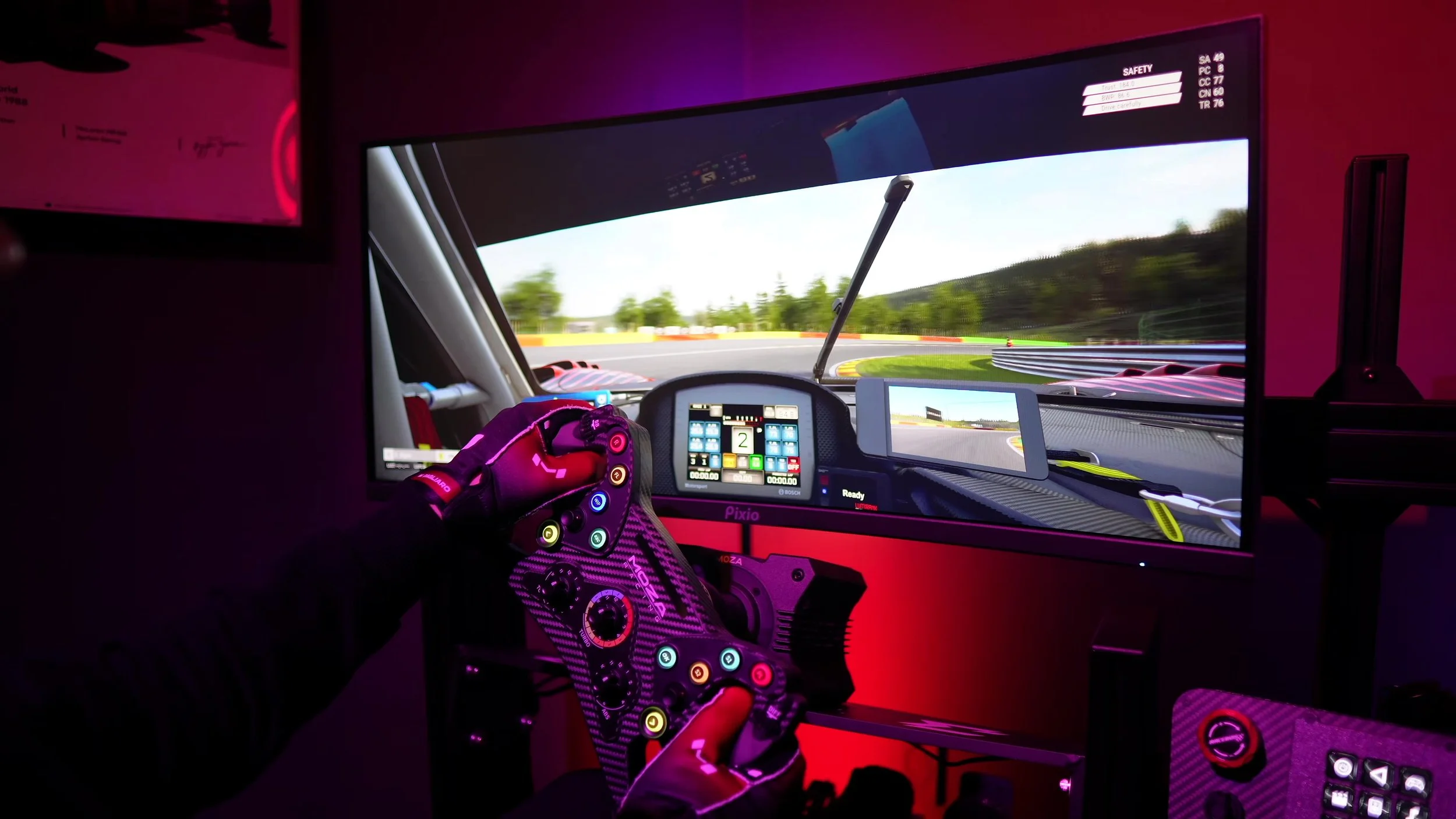 The single ultrawide display during a driving session.