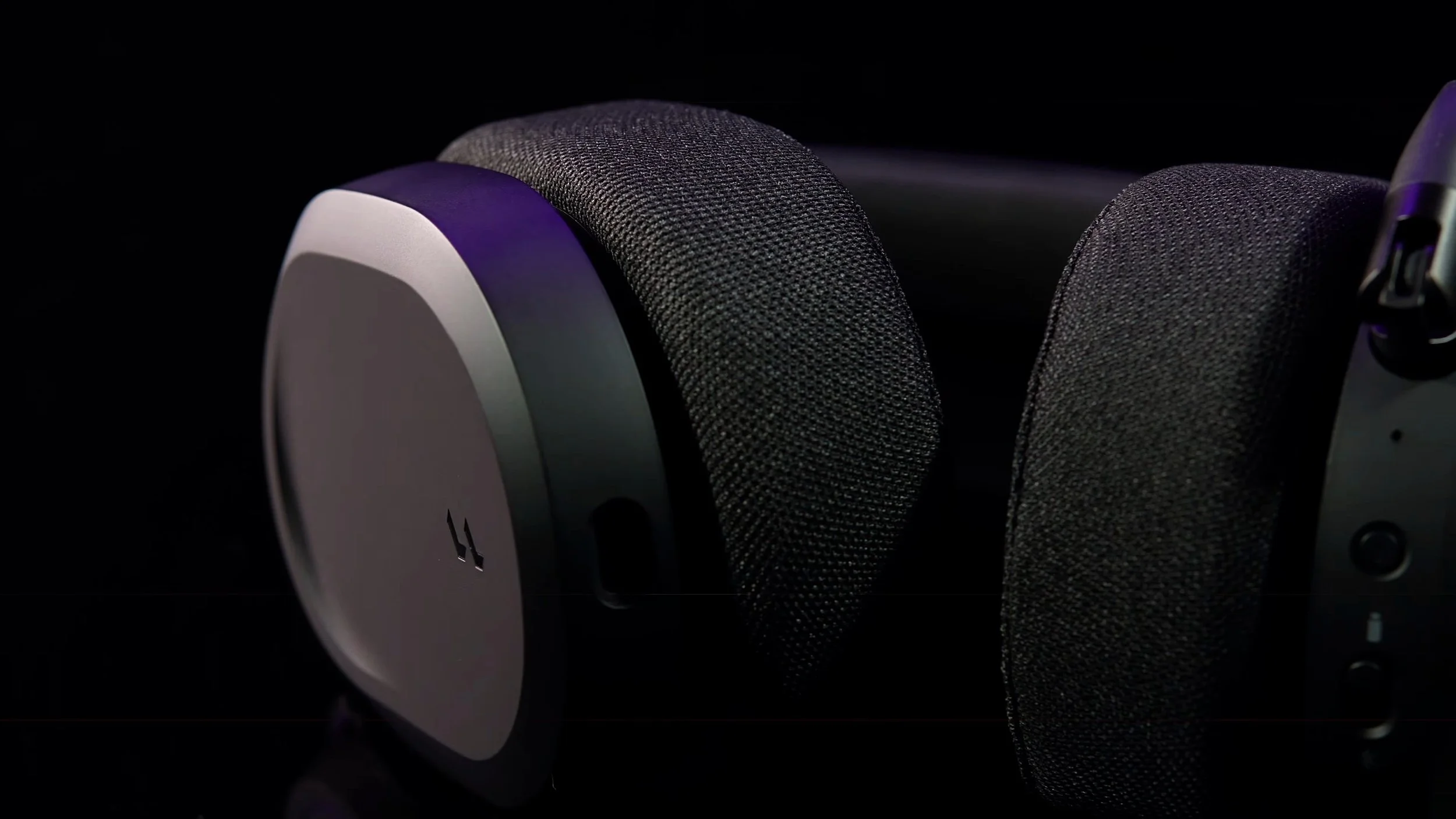 The ear cushions and outer earcup finish.