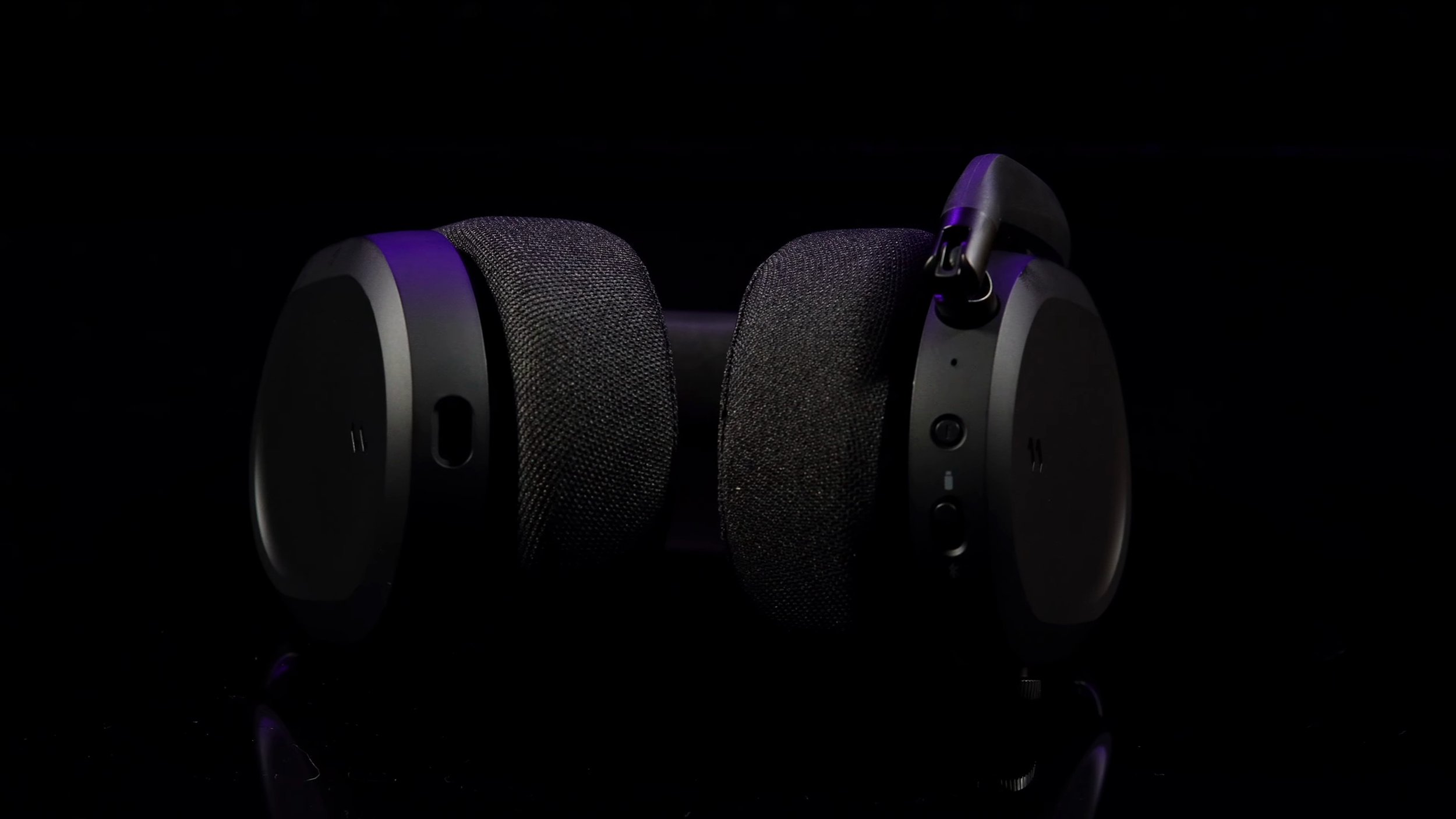 The headset and microphone viewed from the front.