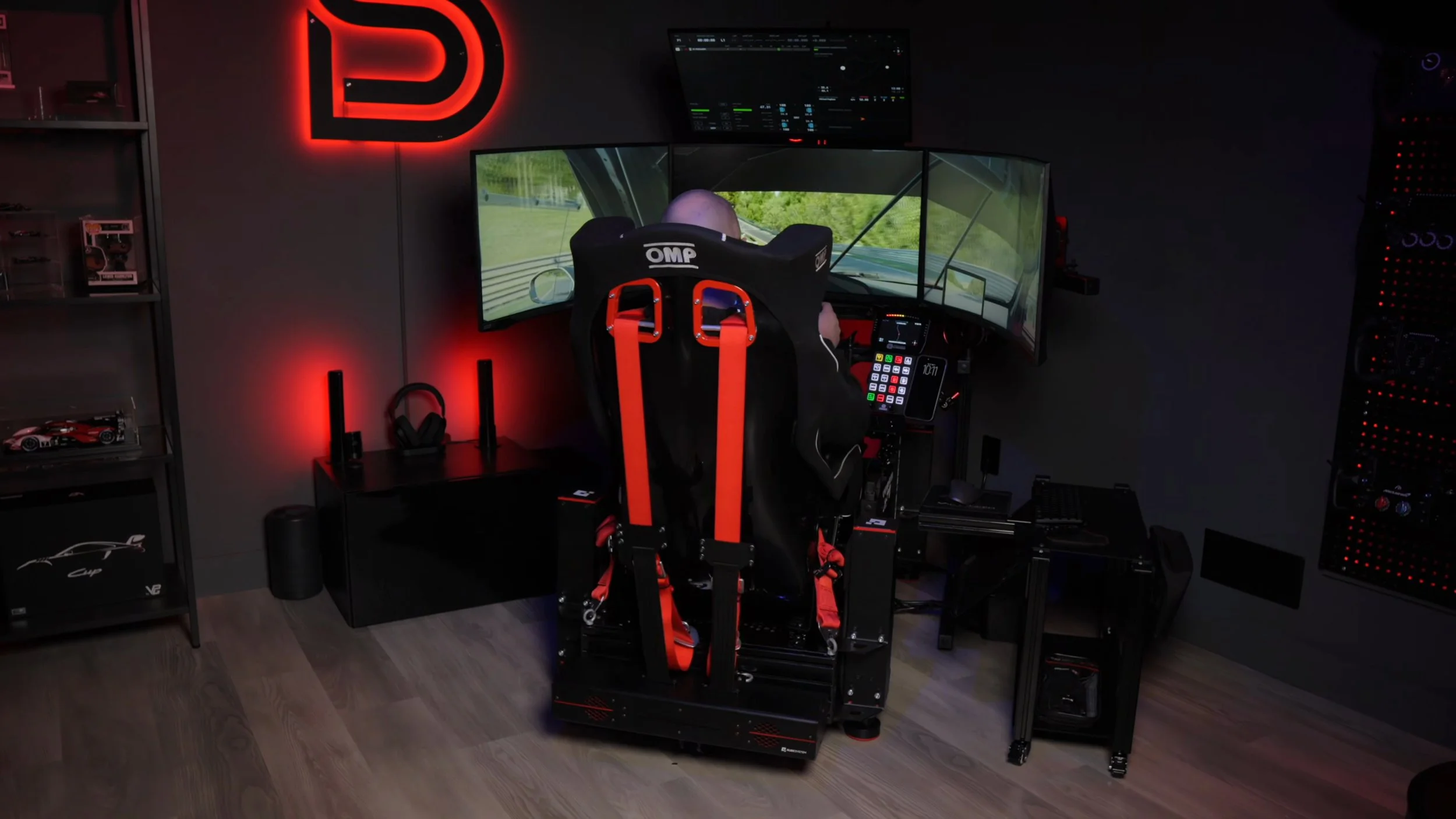 Triple 32-inch Samsung Odyssey G7 sim racing cockpit setup
