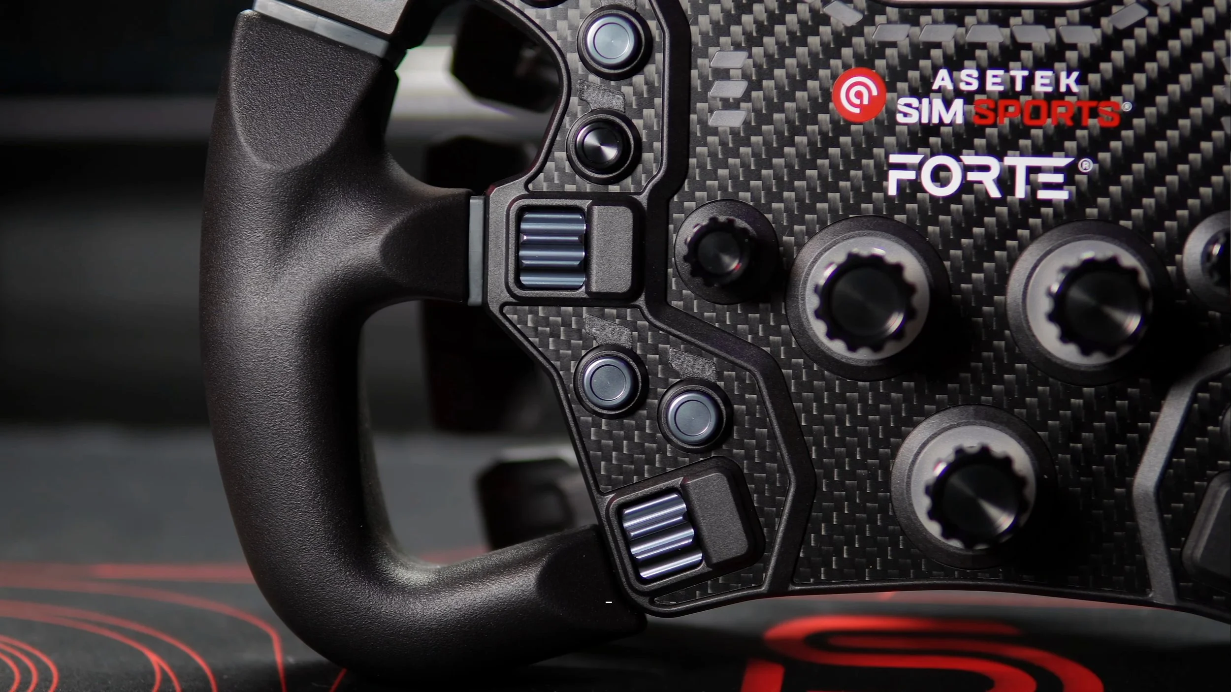 The front controls and carbon-patterned plate.