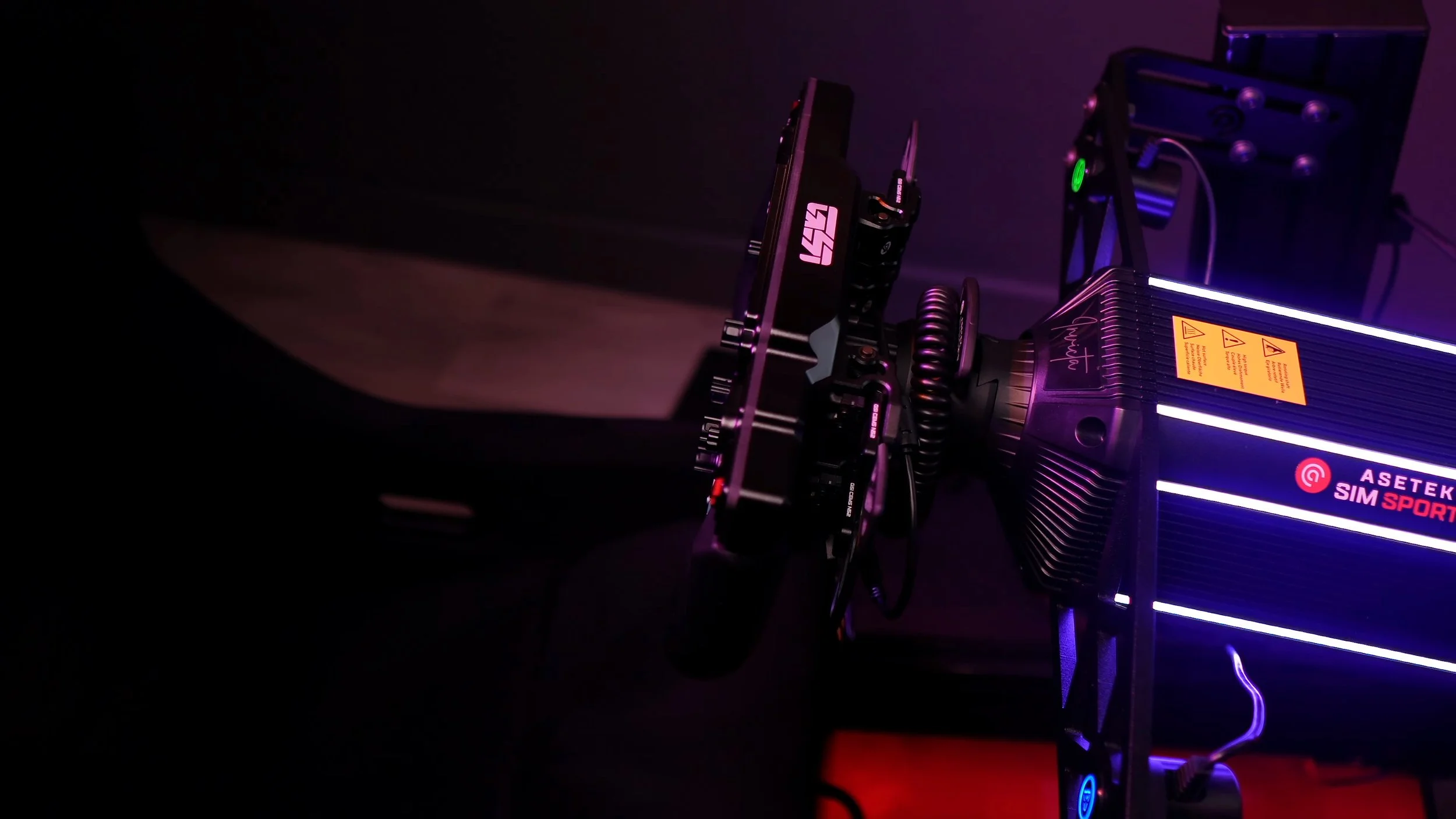 The quick-release connection viewed from the side.