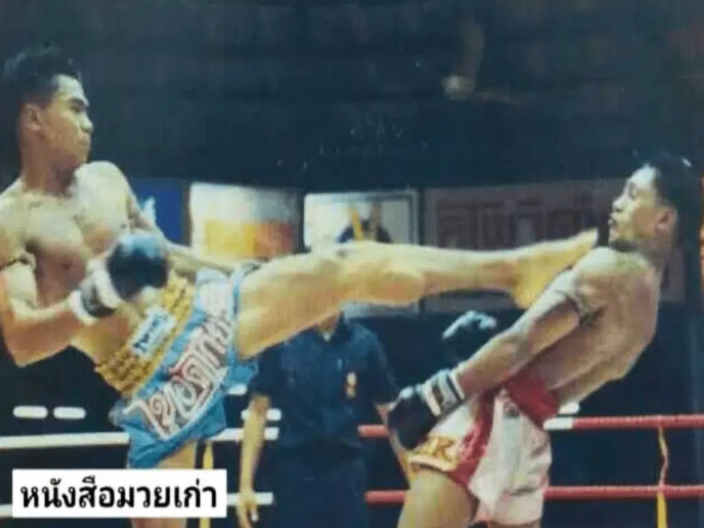 Oley Kiatoneway performing his iconic lean-back against Therdkiat in their Lumpinee Stadium title fight, 1993