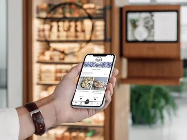 Person wählt ein Gericht in der FELFEL App