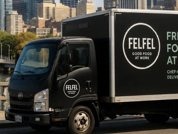 FELFEL Lieferwagen mit frisch gekochten Gerichten