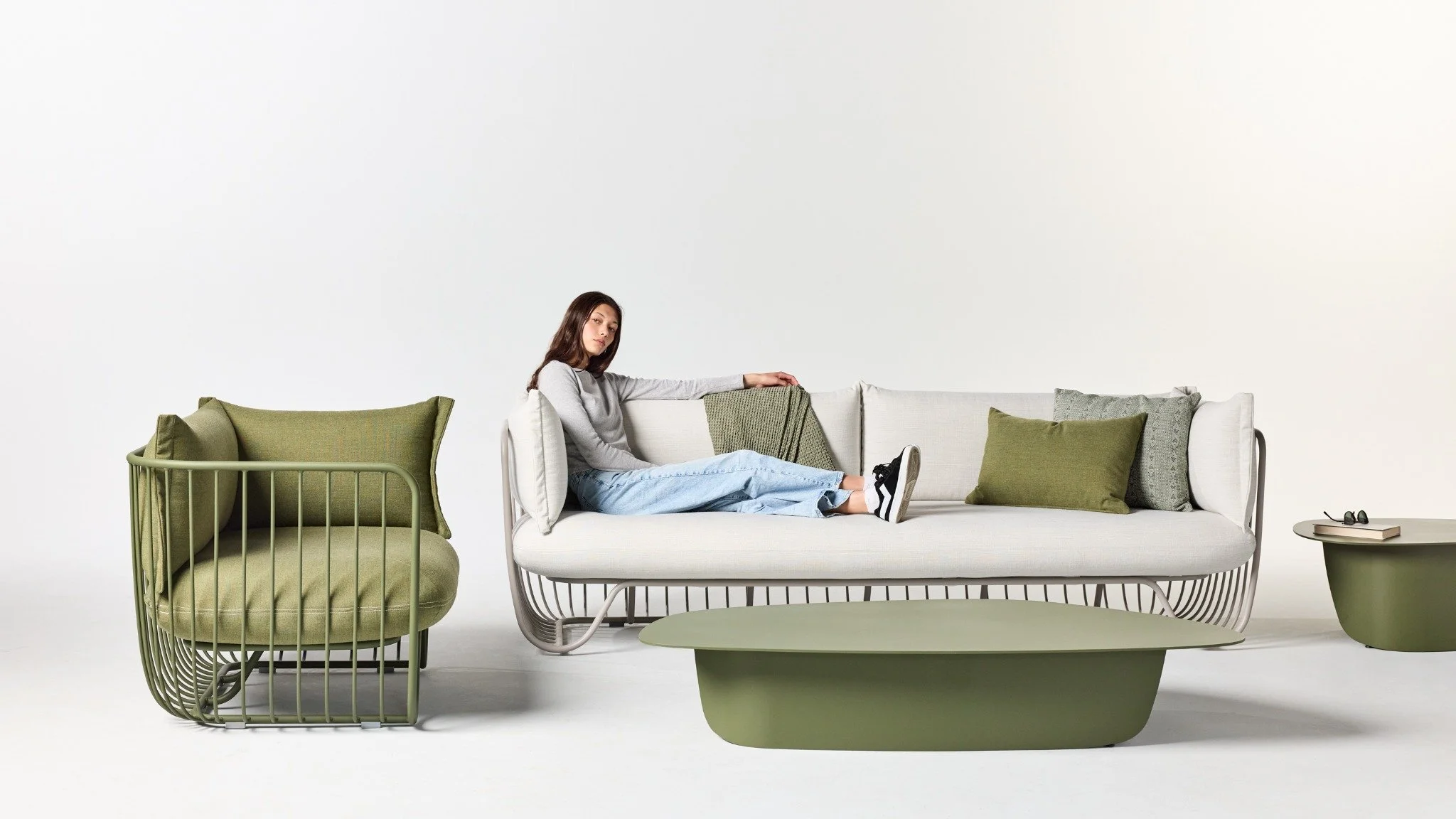 Outdoor lounge furniture setting