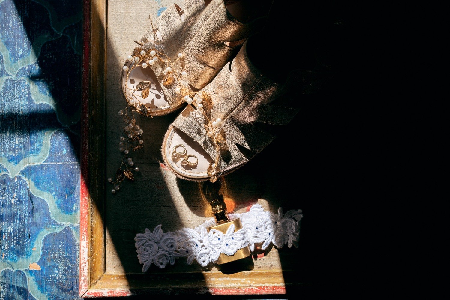 Svatební šperky položené v pruhu slunečního světla