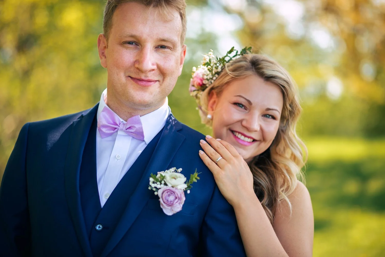 Detailní portrét páru s nevěstou opřenou o ženicha během svatby Roman a Sára v Penzionu a Pivovaru Nový Rybník u Obořiště.