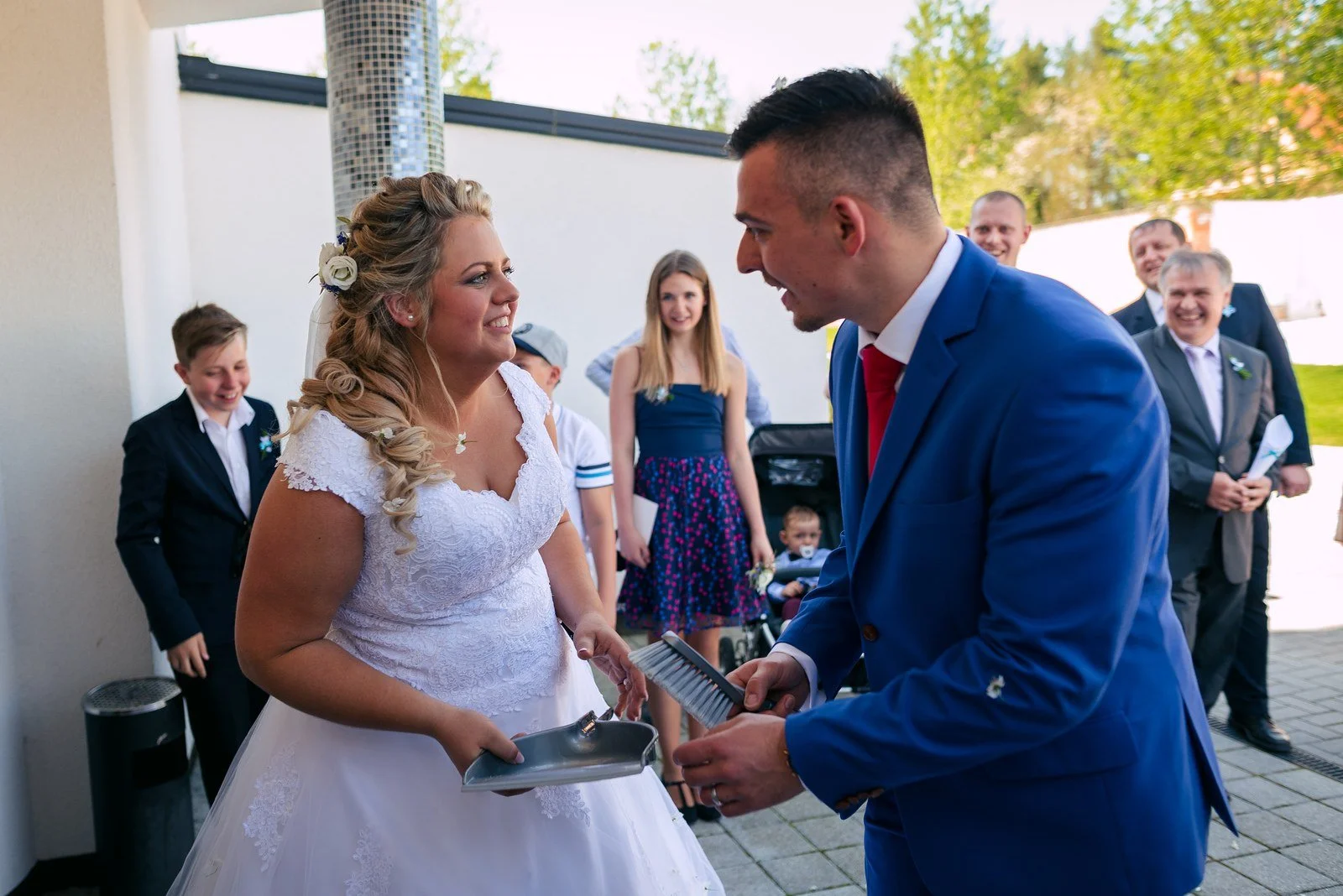 Pár stojí proti sobě po přivítání u Rezidence Holšín.