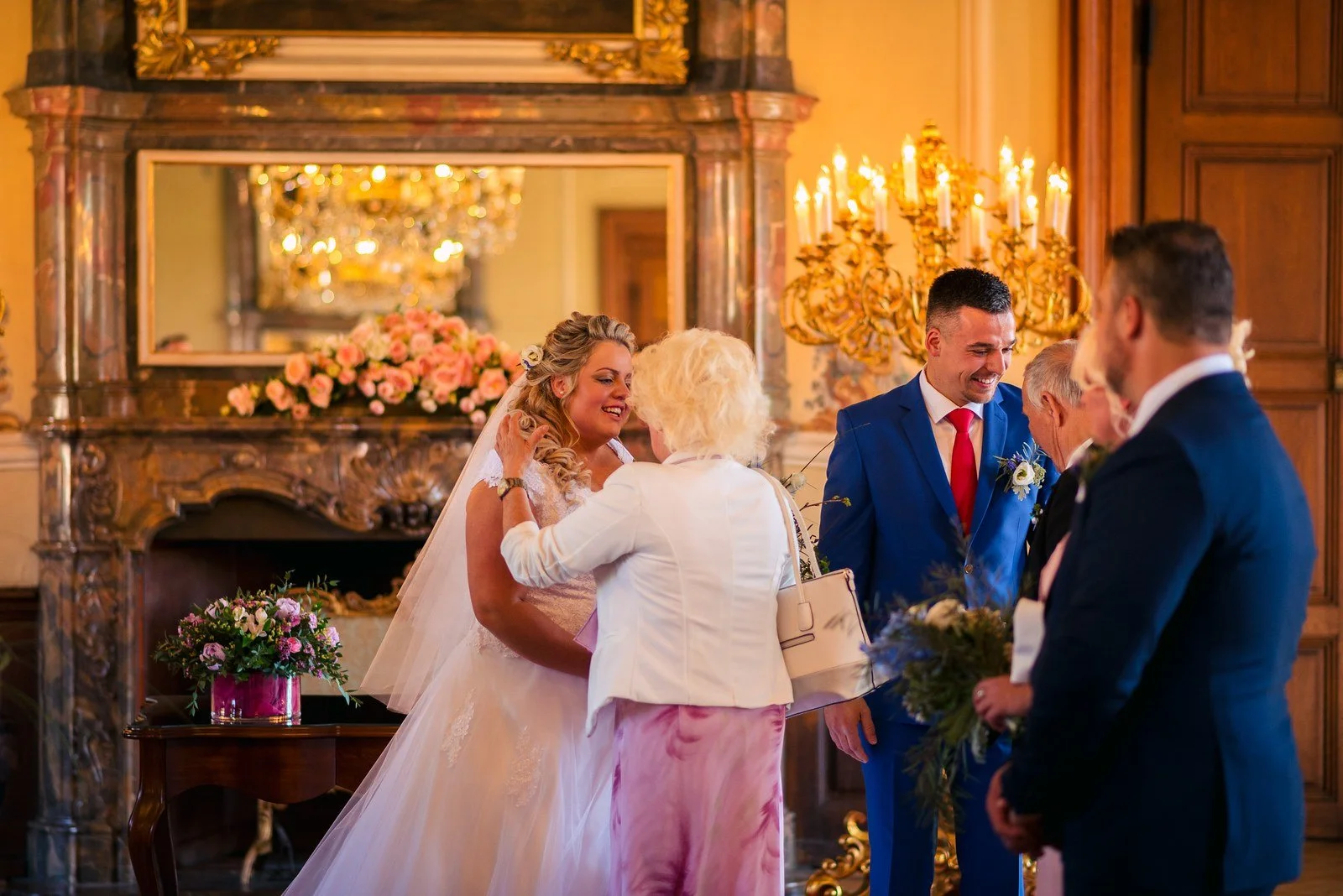 Blízké objetí při gratulacích v interiéru Zámku Dobříš.