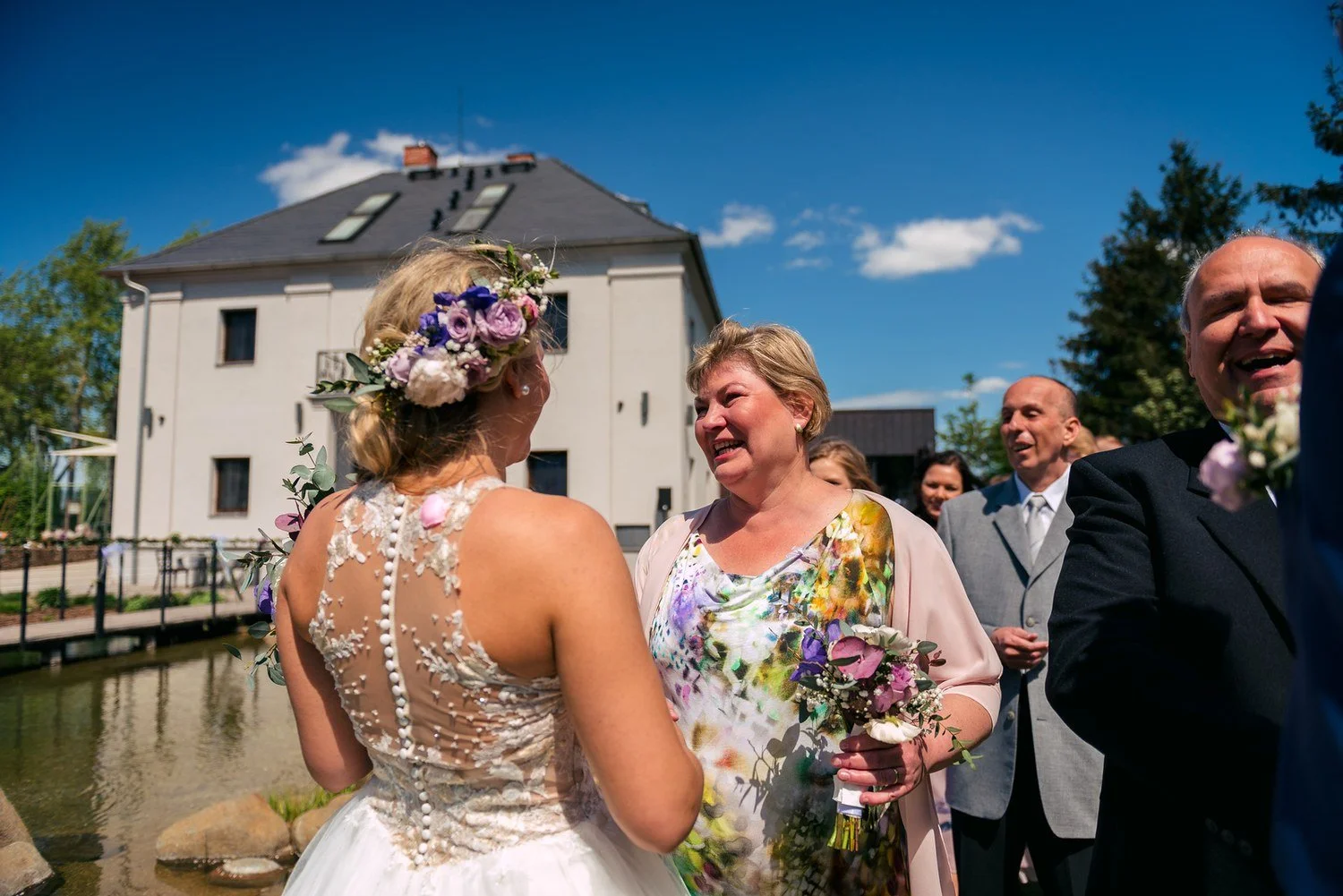 Sára se objímá s hostkou během gratulací.