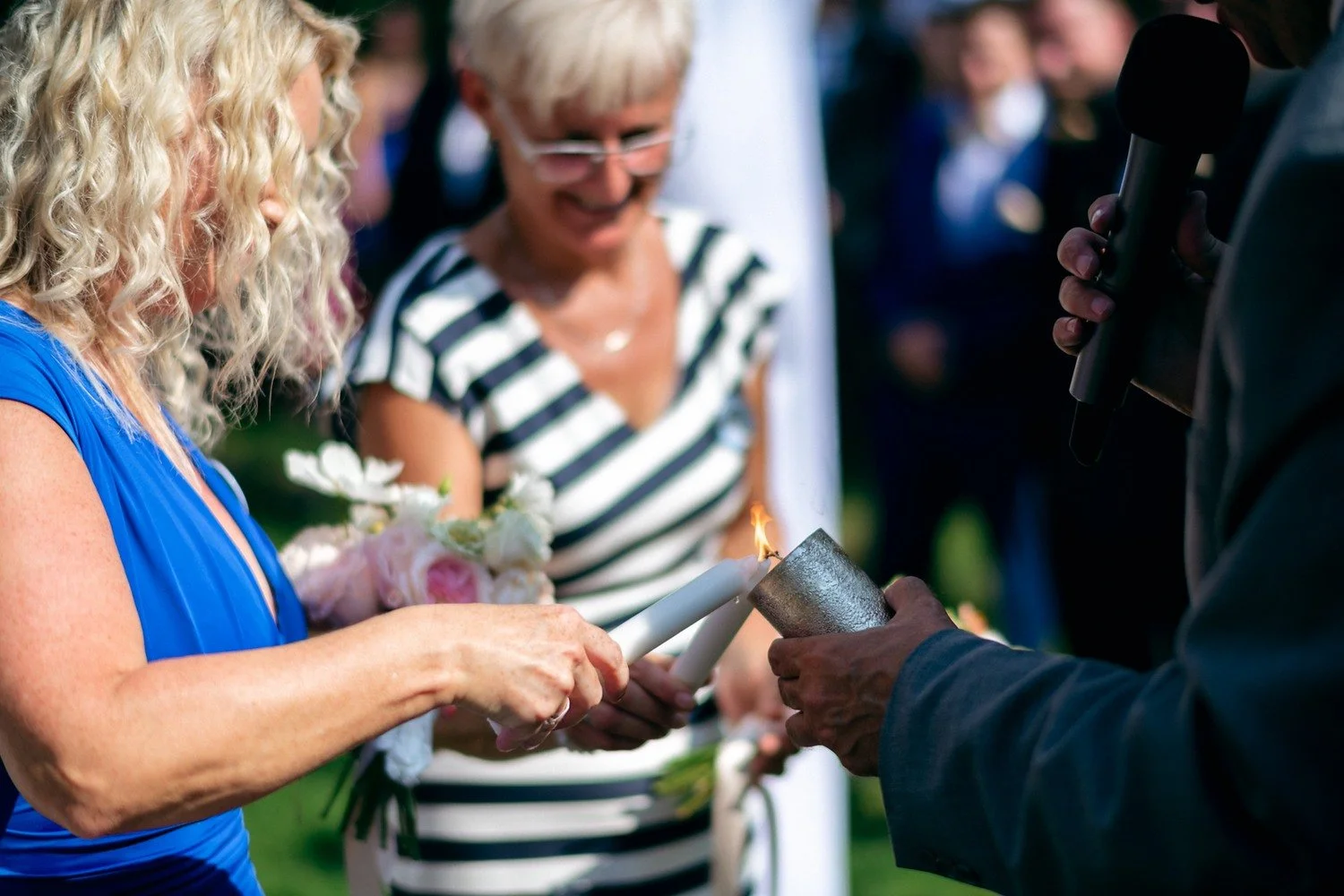 Detail rukou při společném svatebním rituálu