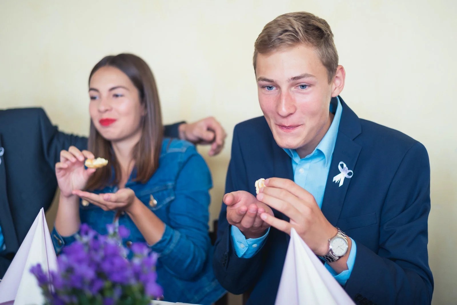 Nevěsta se směje během veselého přípitku u svatební tabule.