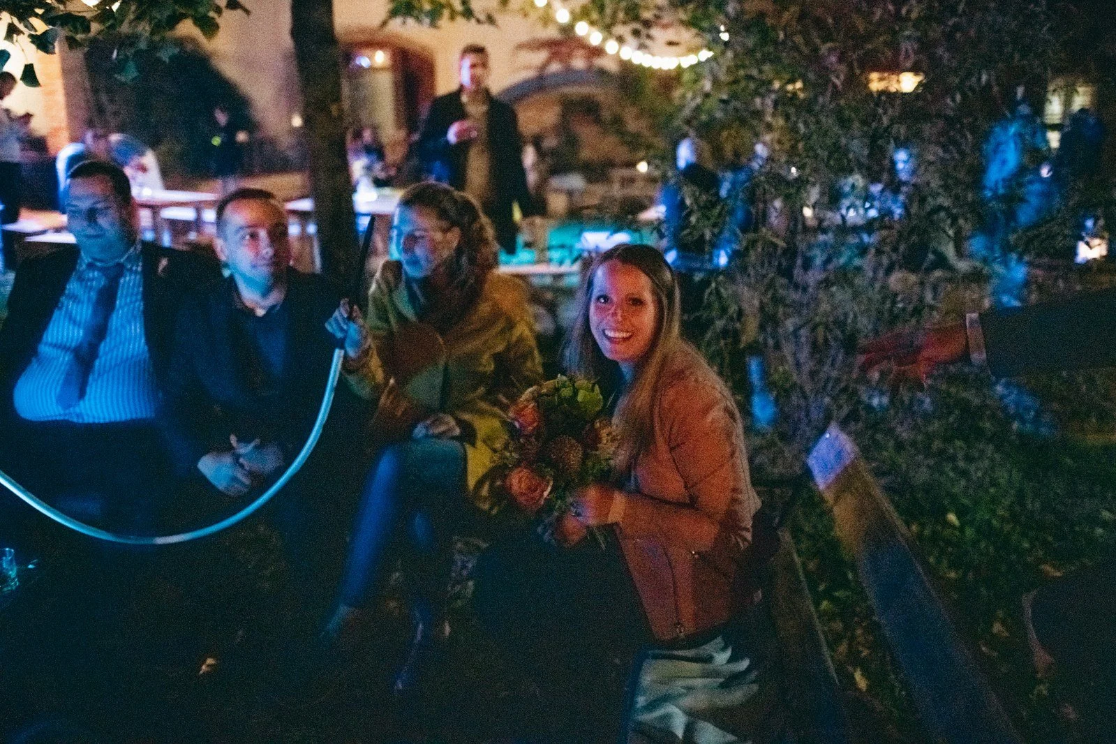 Záměrně rozmáznutý pohyb a barevná světla přenášejí chaotickou energii parketu.