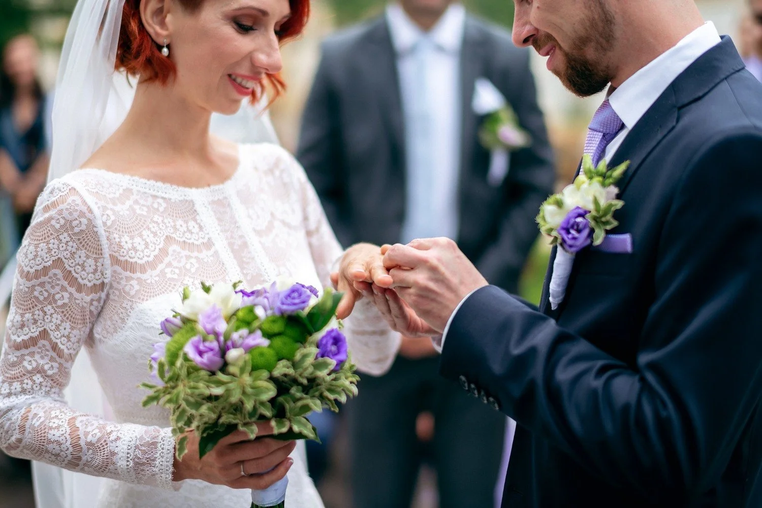 Detail Lukáše nasazujícího Martině snubní prsten.