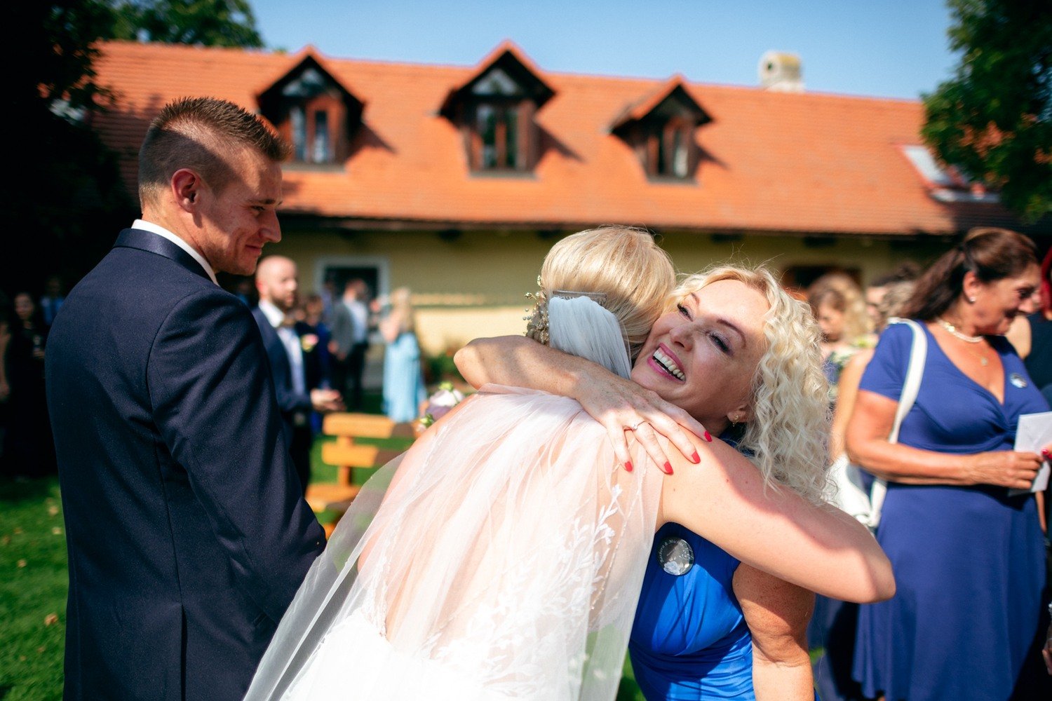 Silné objetí nevěsty s hostem po obřadu