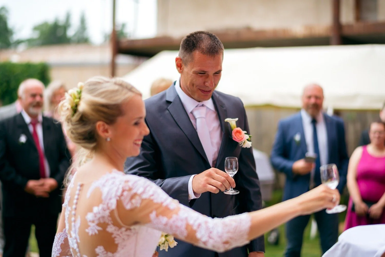Jitka a Lukáš k sobě natahují sklenky na stopce při venkovním přípitku.