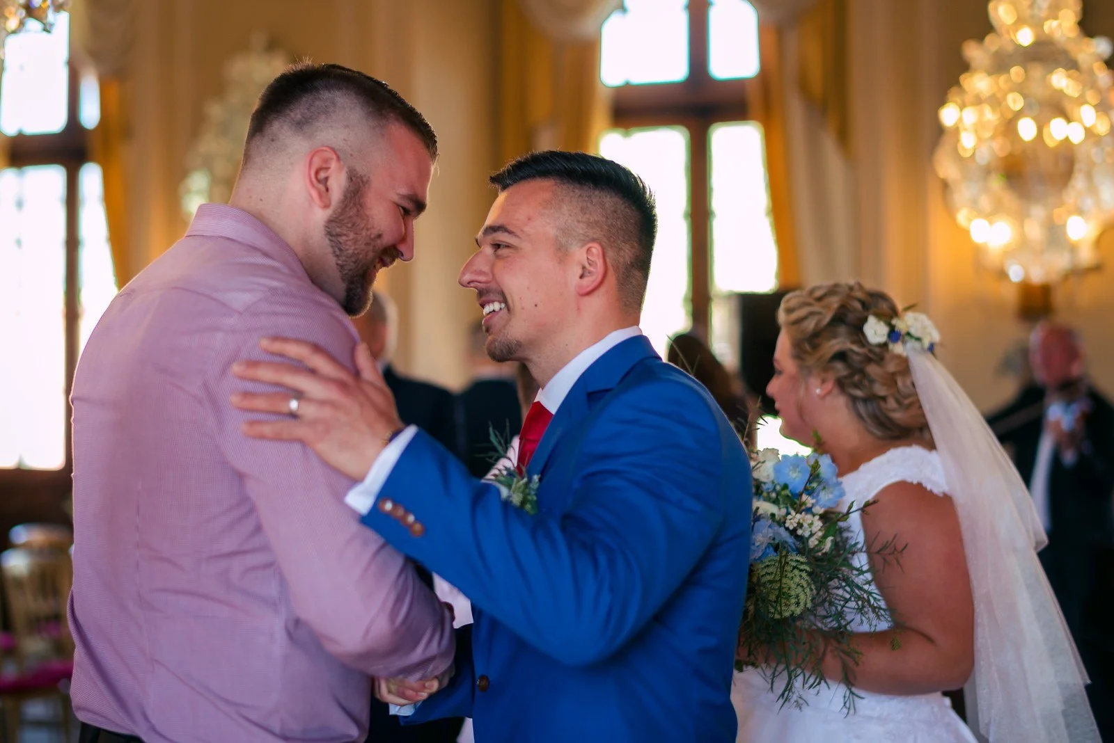 Dva muži se objímají při gratulacích po obřadu.