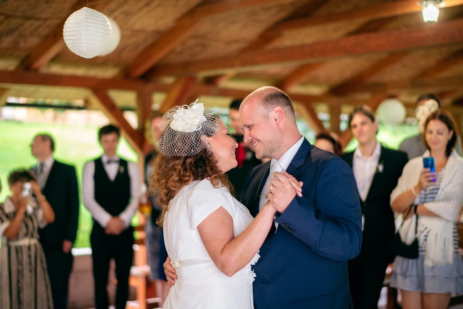 Pár se k sobě naklání během prvního tance.