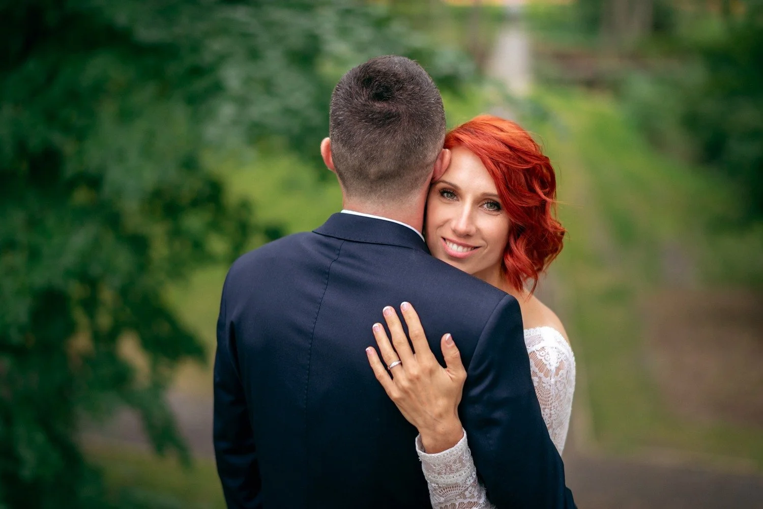 Martina hledí do fotoaparátu přes Lukášovo rameno.