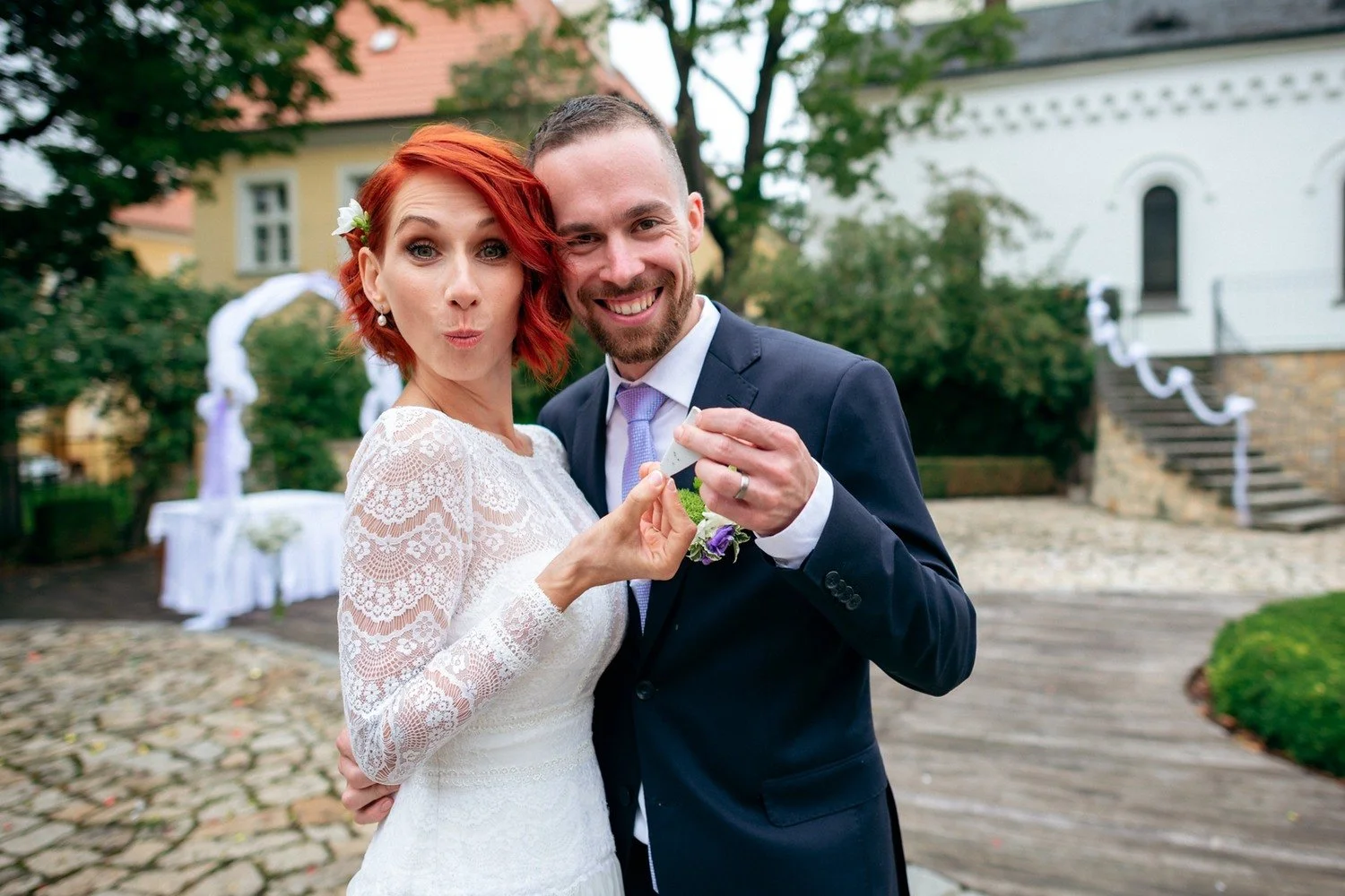Martina a Lukáš ochutnávají drobné občerstvení na nádvoří.