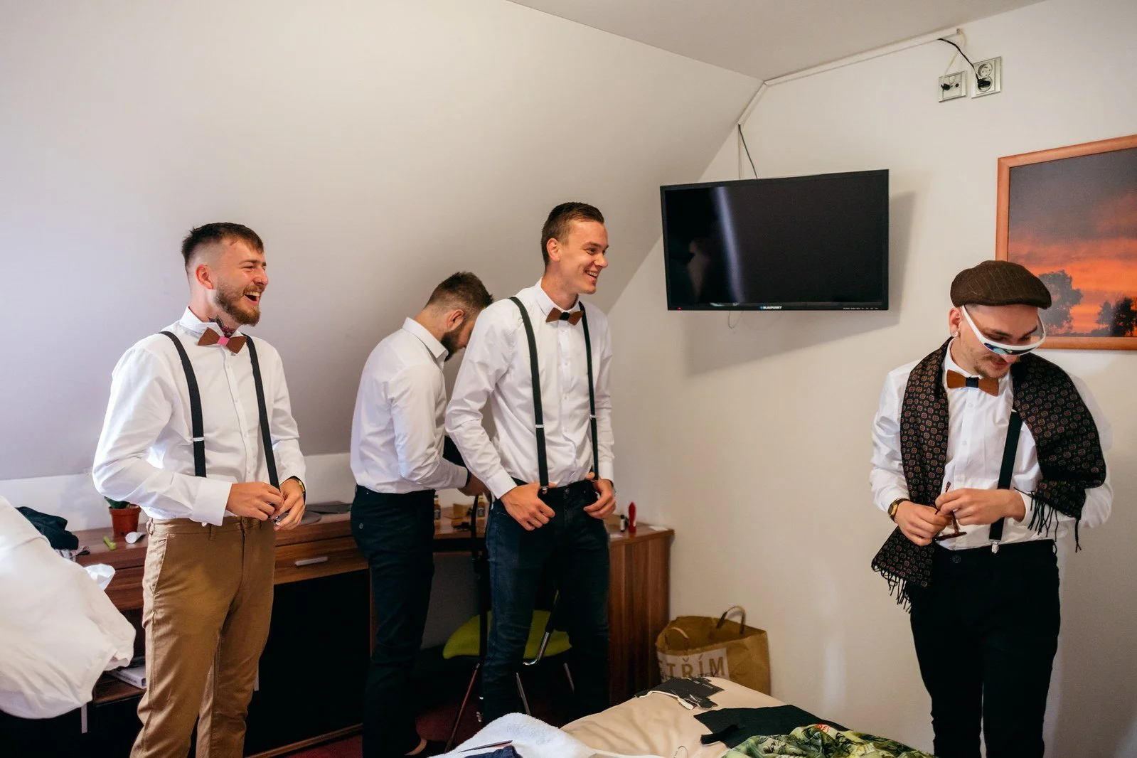 Dva snubní prsteny leží mezi zelenými listy a bílými květy.