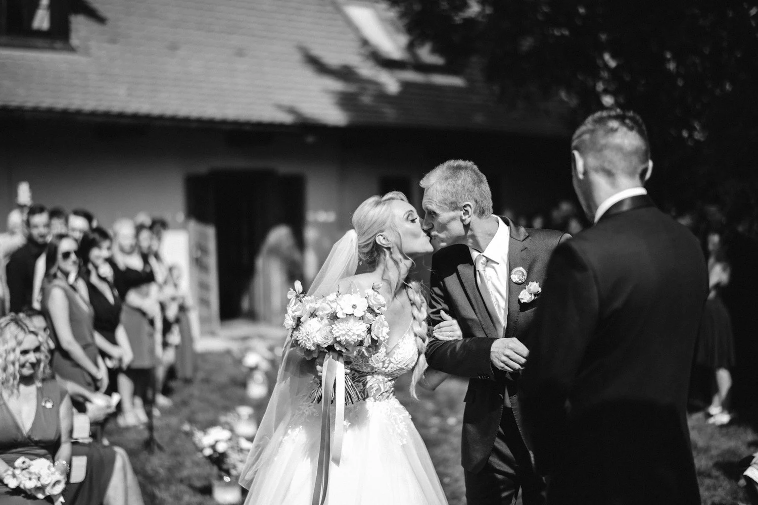 Černobílý okamžik přivítání nevěsty na začátku obřadu