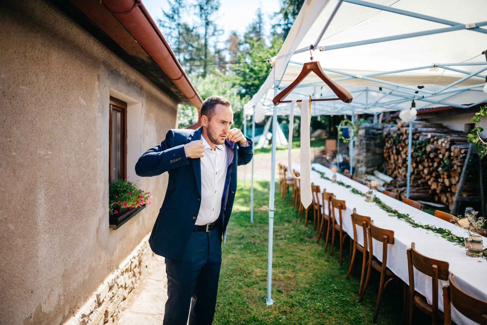 Uvolněný příchod ženicha do připraveného prostoru otevírá lidskou dějovou linku.