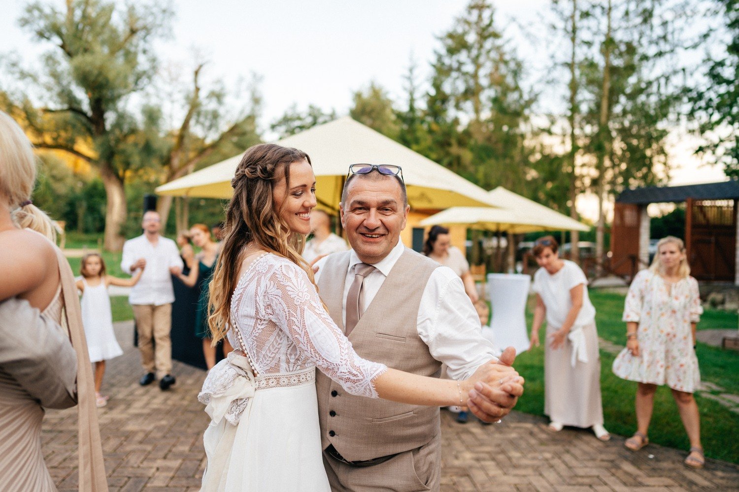 Anička tančí a drží se za ruce s mužem ve vestě