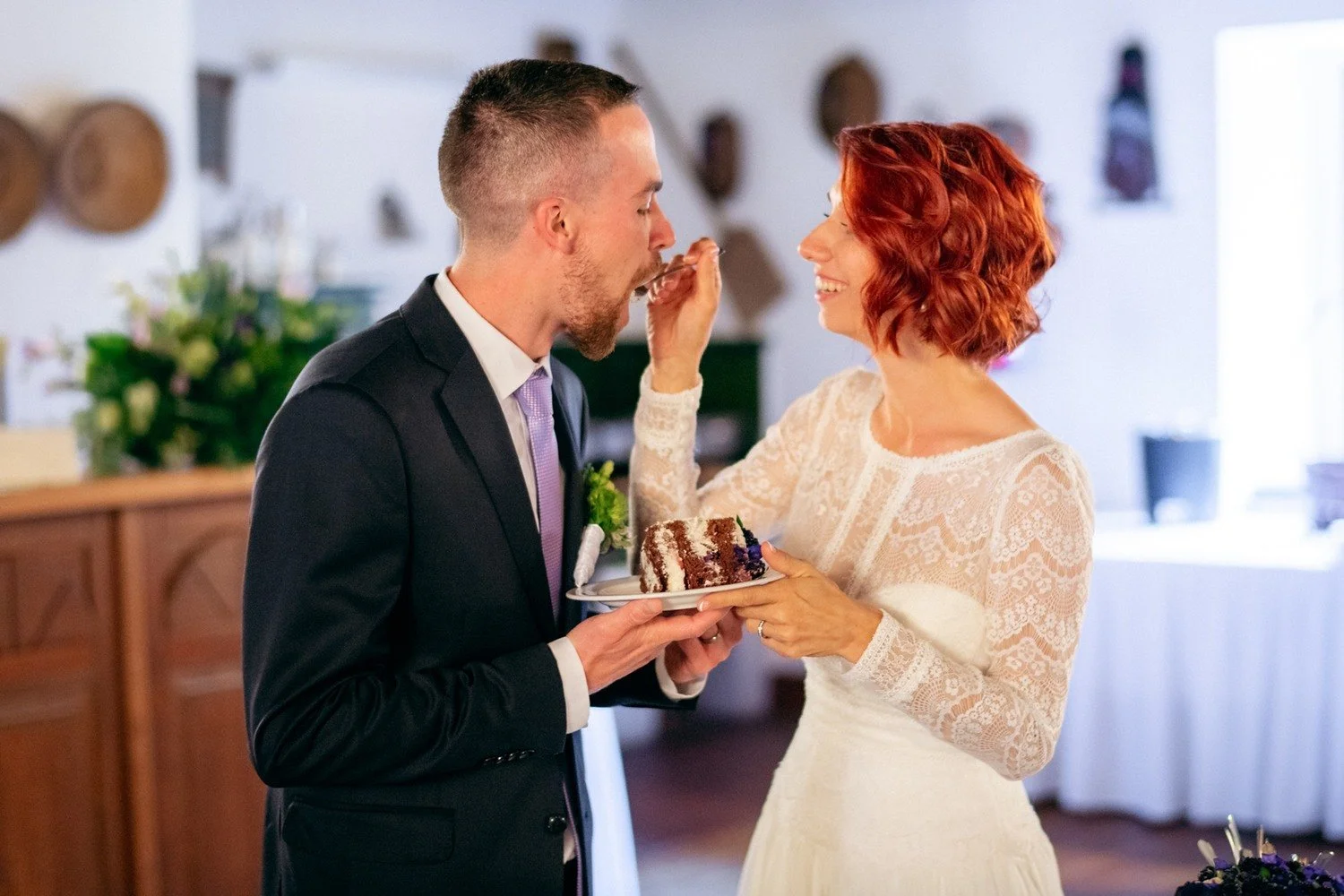 Martina se při ochutnávce dortu dotýká Lukášova nosu.