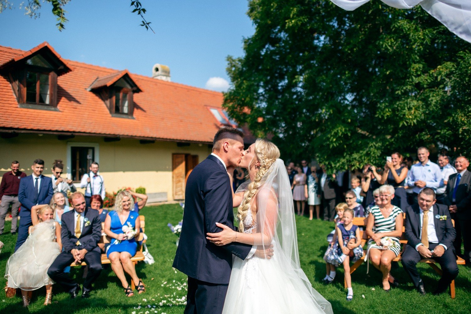 Polibek Báry a Michala před sedícími hosty