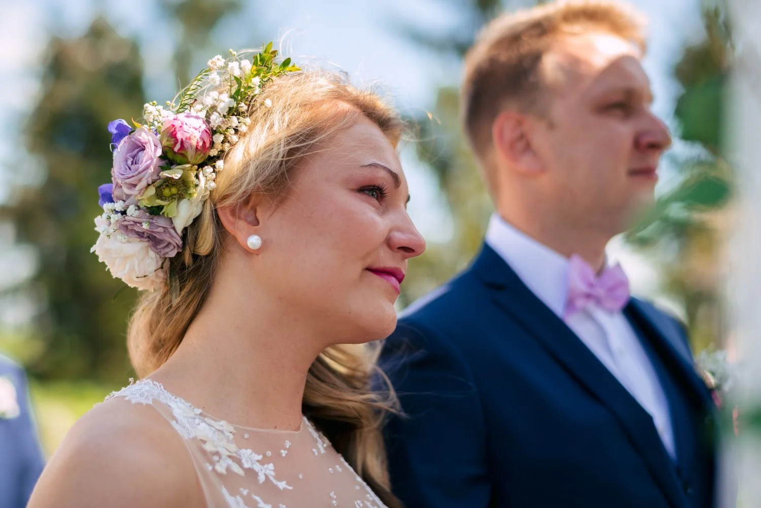 Profil nevěsty během obřadu během svatby Roman a Sára v Penzionu a Pivovaru Nový Rybník u Obořiště.