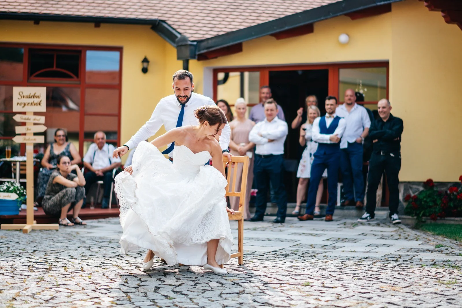 Roztočená sukně zachycuje rychlý pohyb během venkovní hry.