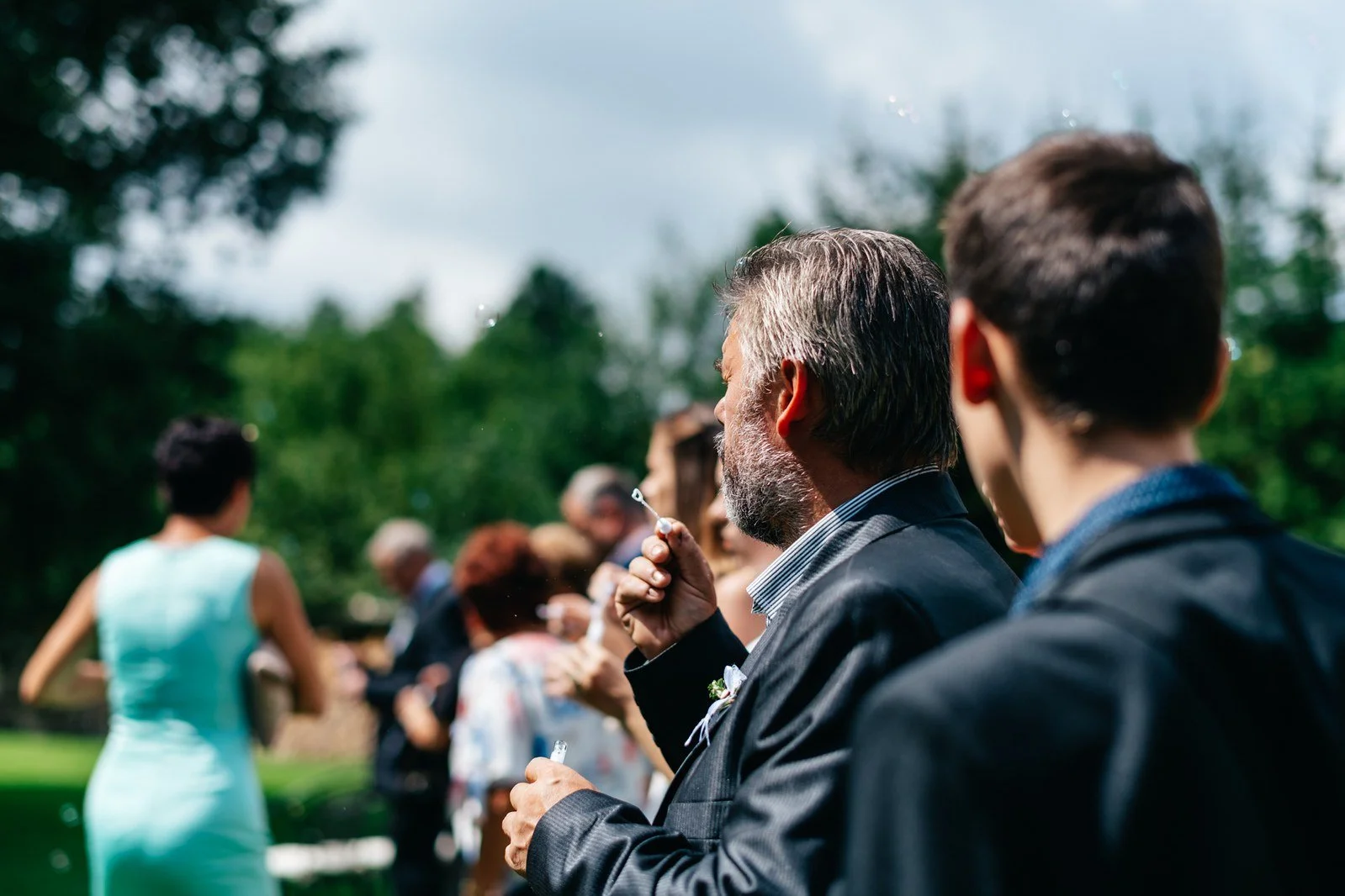 Radostná reakce uprostřed poletujících okvětních lístků.