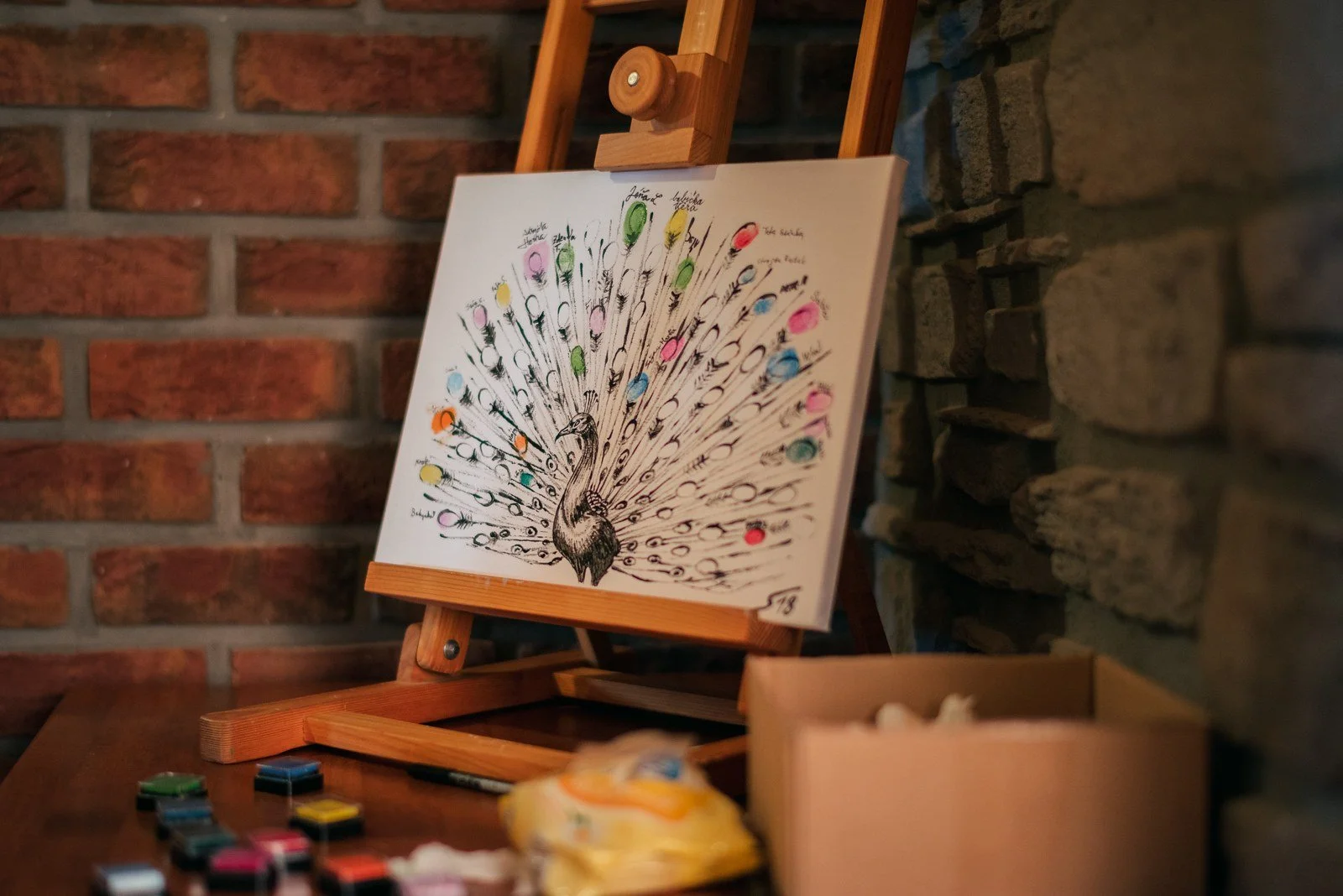Detail plátna se stromem tvořeným barevnými otisky.