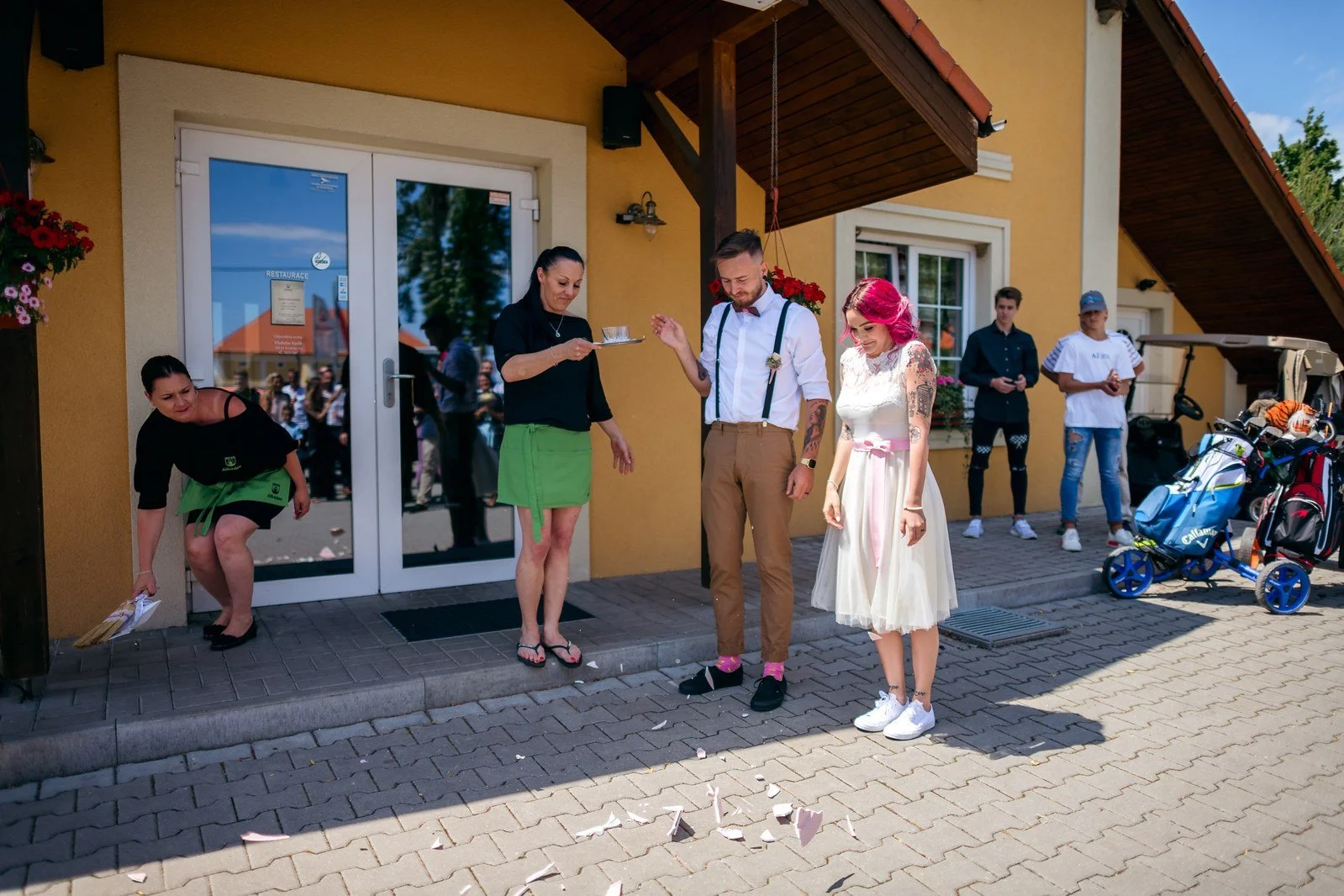 Klára roztáčí sukni svatebních šatů před Lukášem na zelené louce.