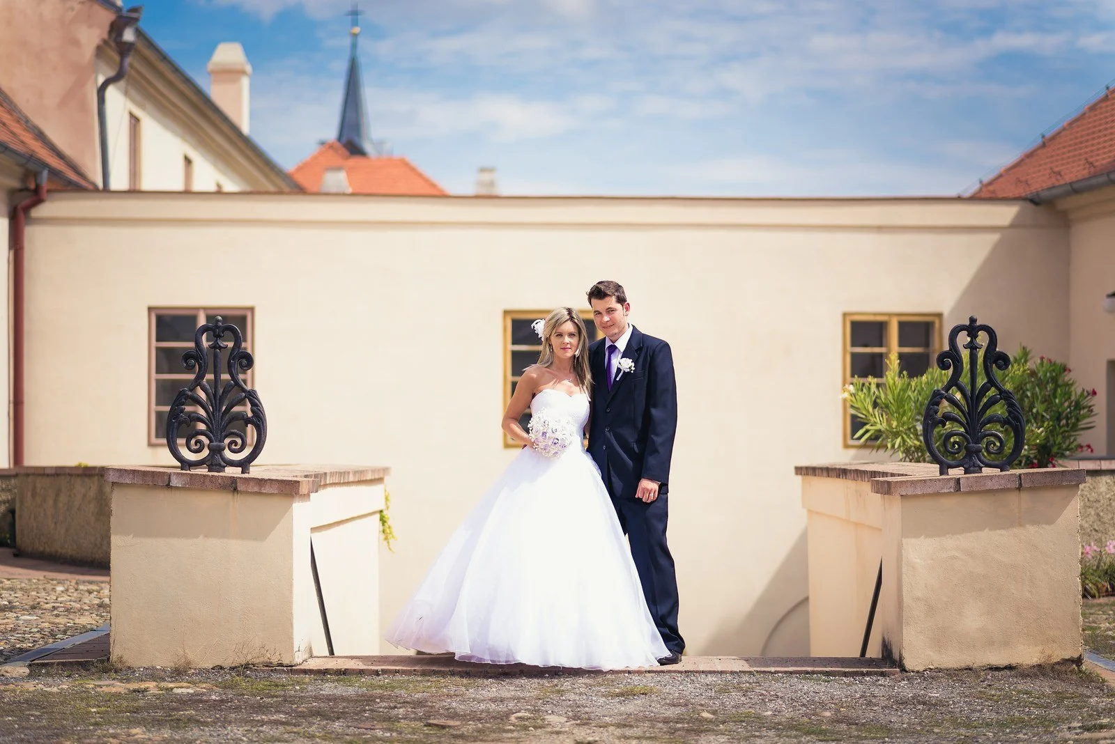 Petr a Ivana stojí vedle sebe před vysokou fasádou zámku Nižbor.