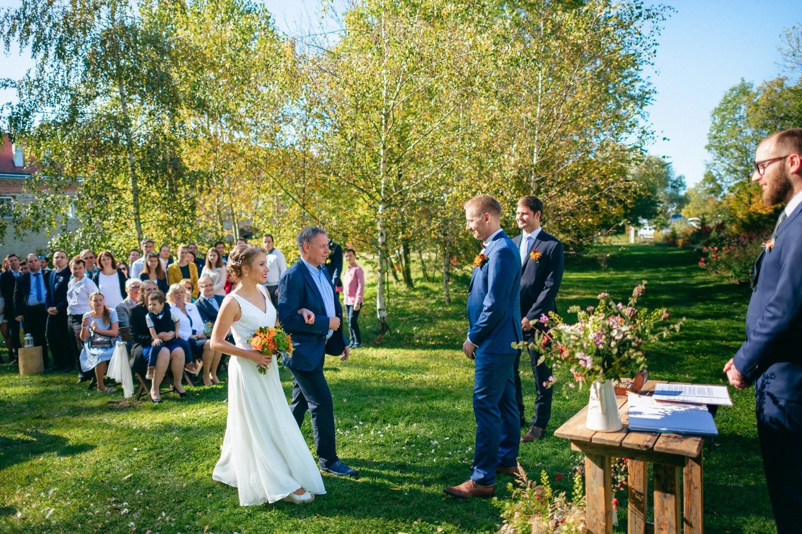 Příchod dvojice mezi sedícími lidmi přináší jasný dějový zlom.