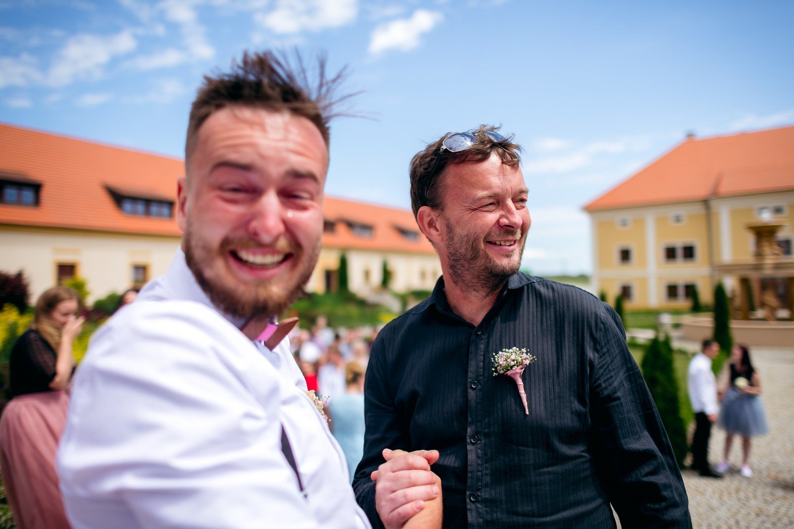 Detail rukou Kláry a Lukáše při navlékání snubního prstenu.
