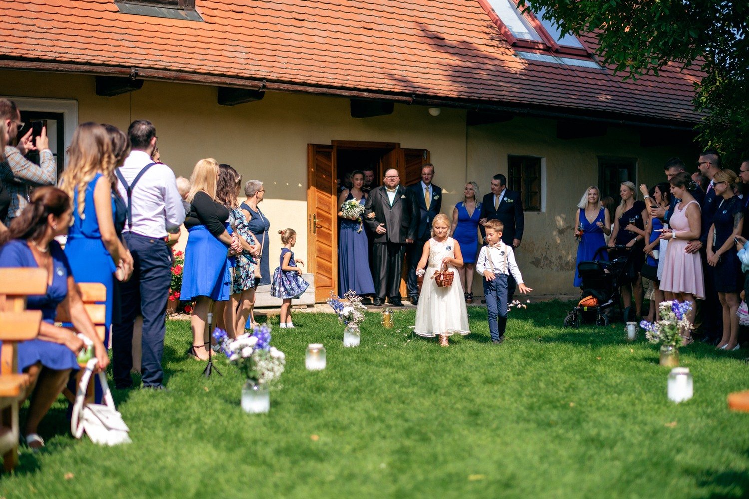 Příchod malé dívky uličkou mezi hosty před obřadem