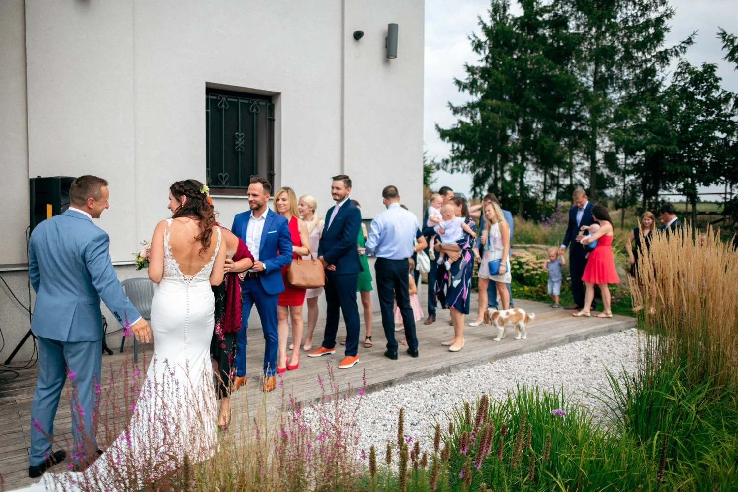 Širší pohled na frontu gratulantů vysvětluje průběh dění po obřadu.
