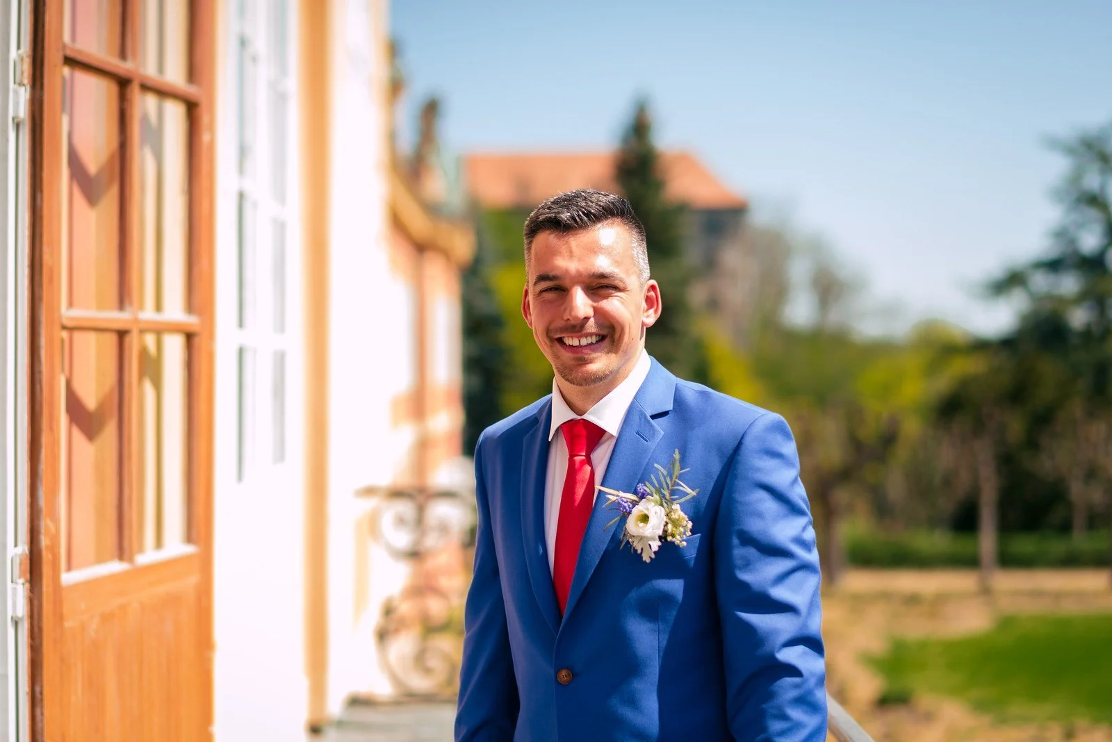 Samostatný venkovní portrét v pozdější části svatebního dne.