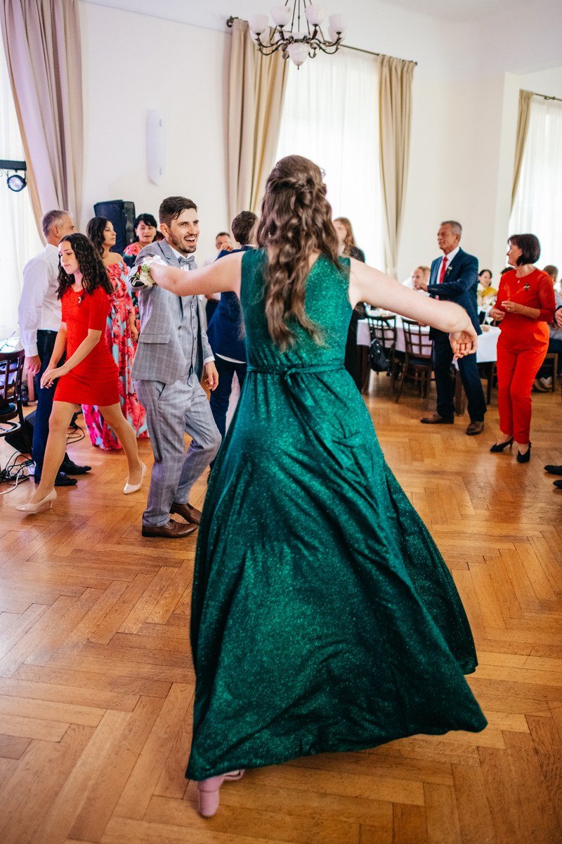 Roztočené šaty zachycují rychlý pohyb v tanci.