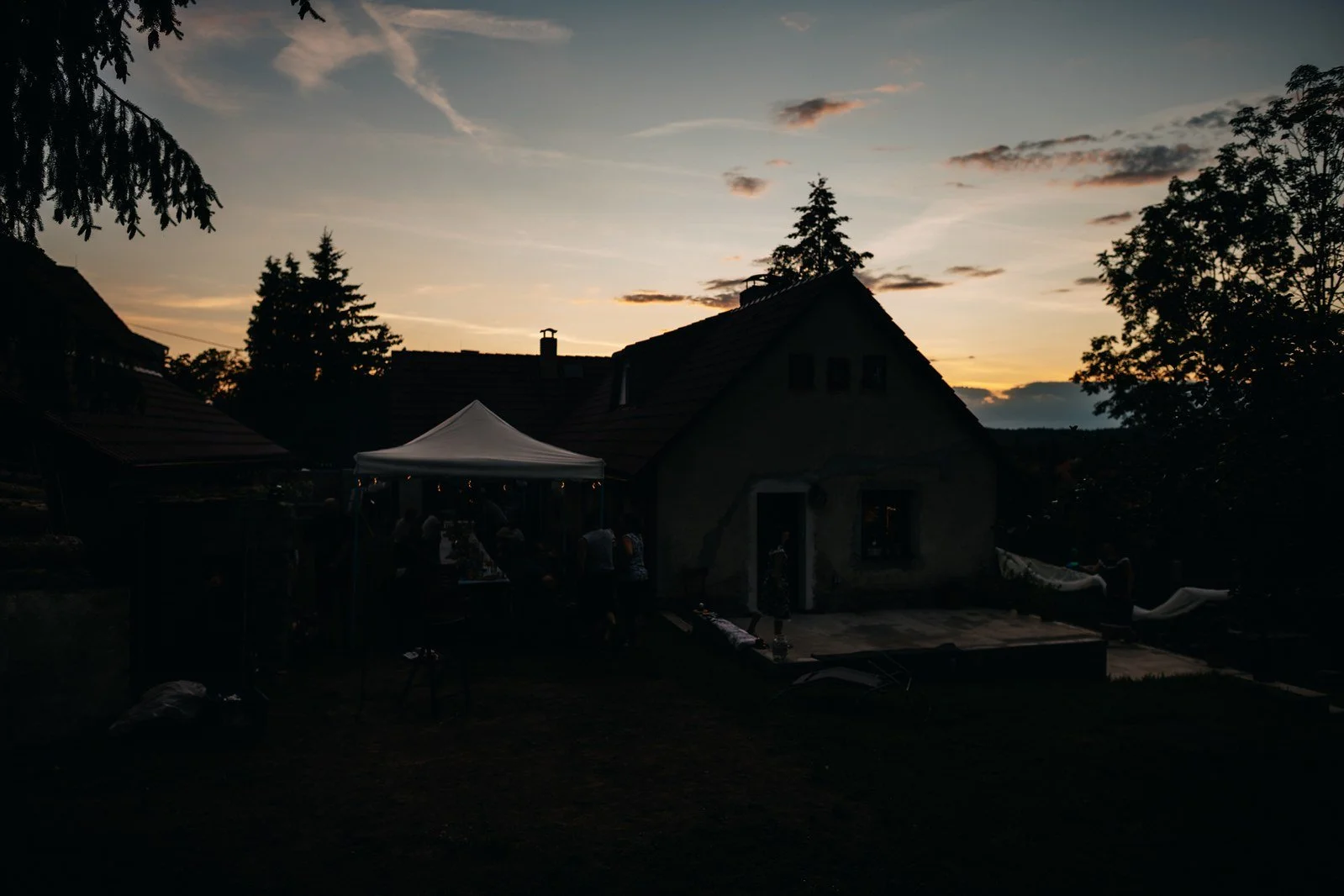 Soumrakový celek areálu uzavírá den změnou světla a návratem k místu.