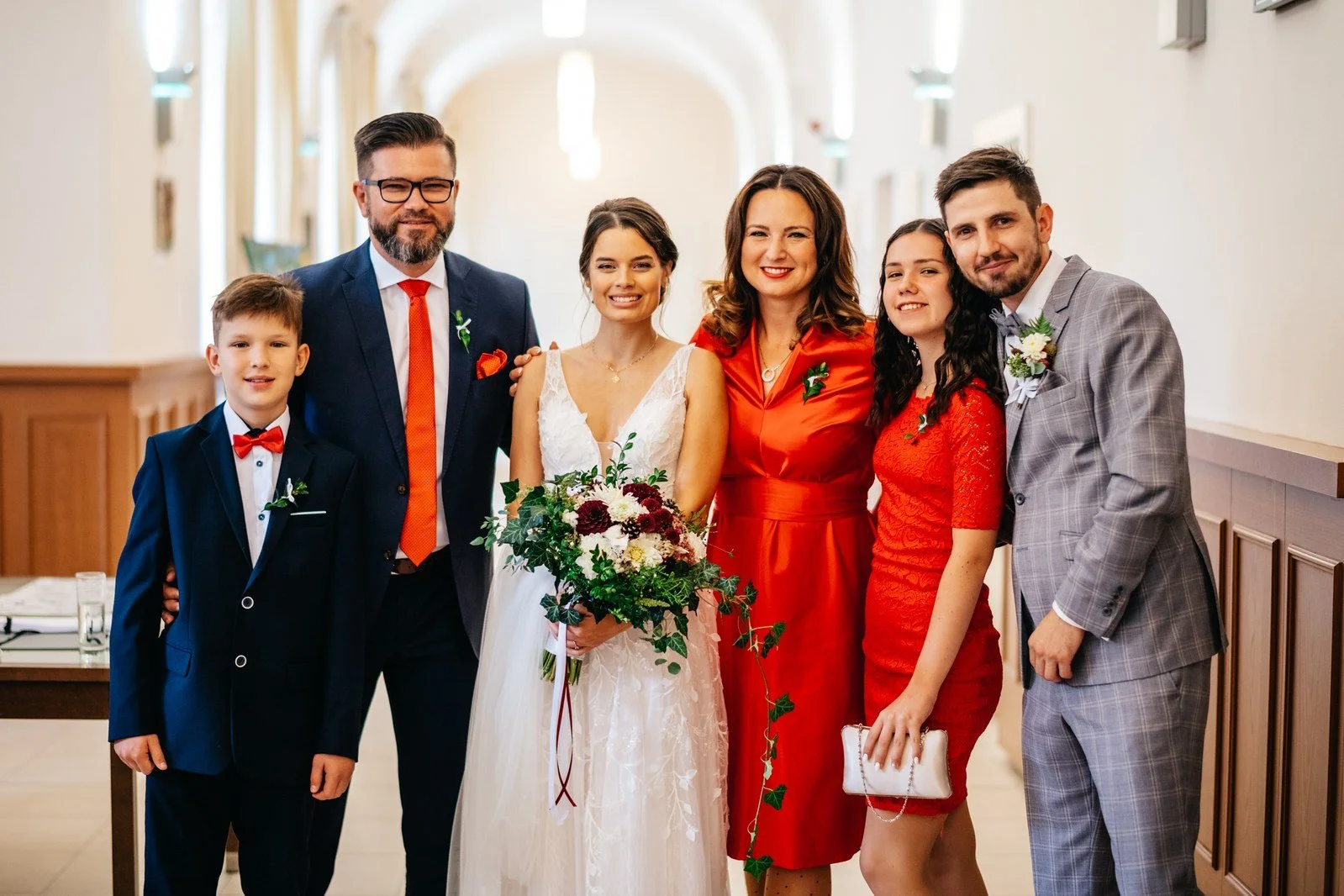 Velká skupinová fotografie hostů před vstupem.