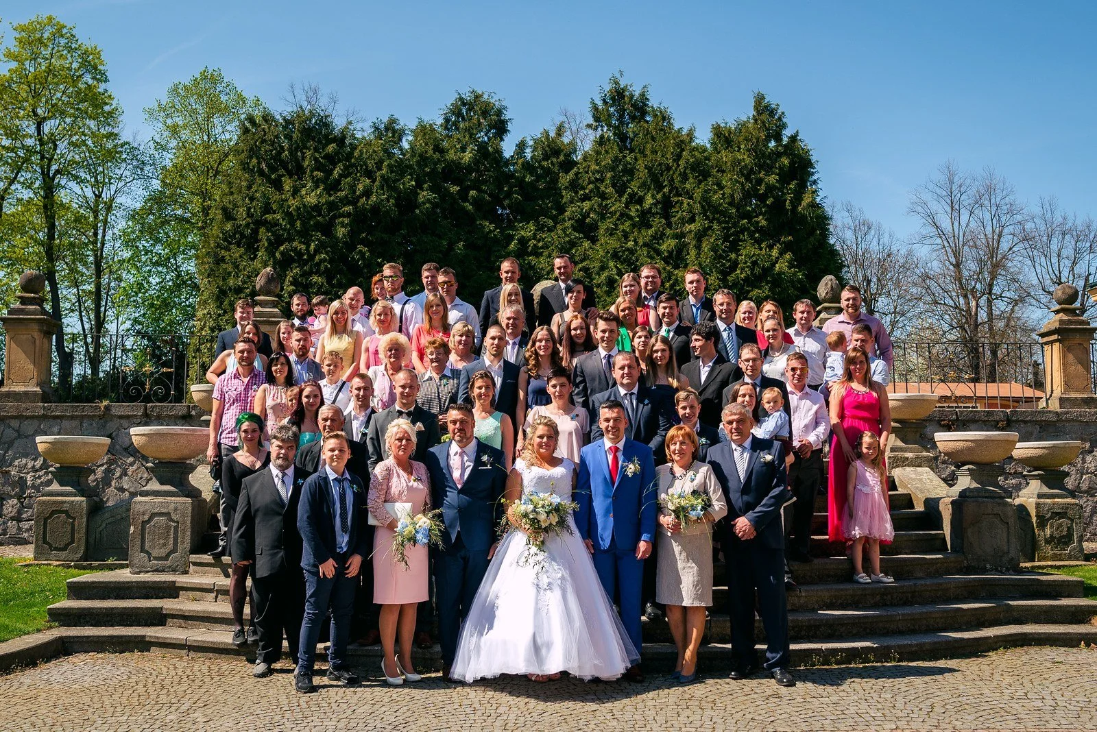 Velká skupinová fotografie na schodech Zámku Dobříš.