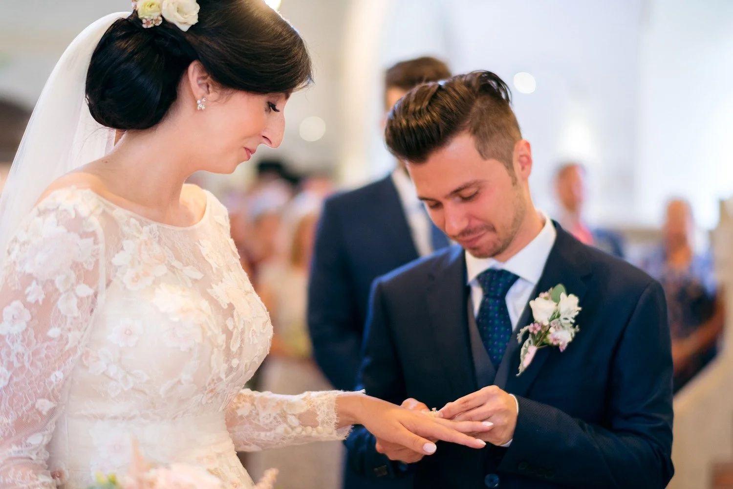 Vašek navléká Kateřině prsten na nataženou ruku během obřadu v kostele.