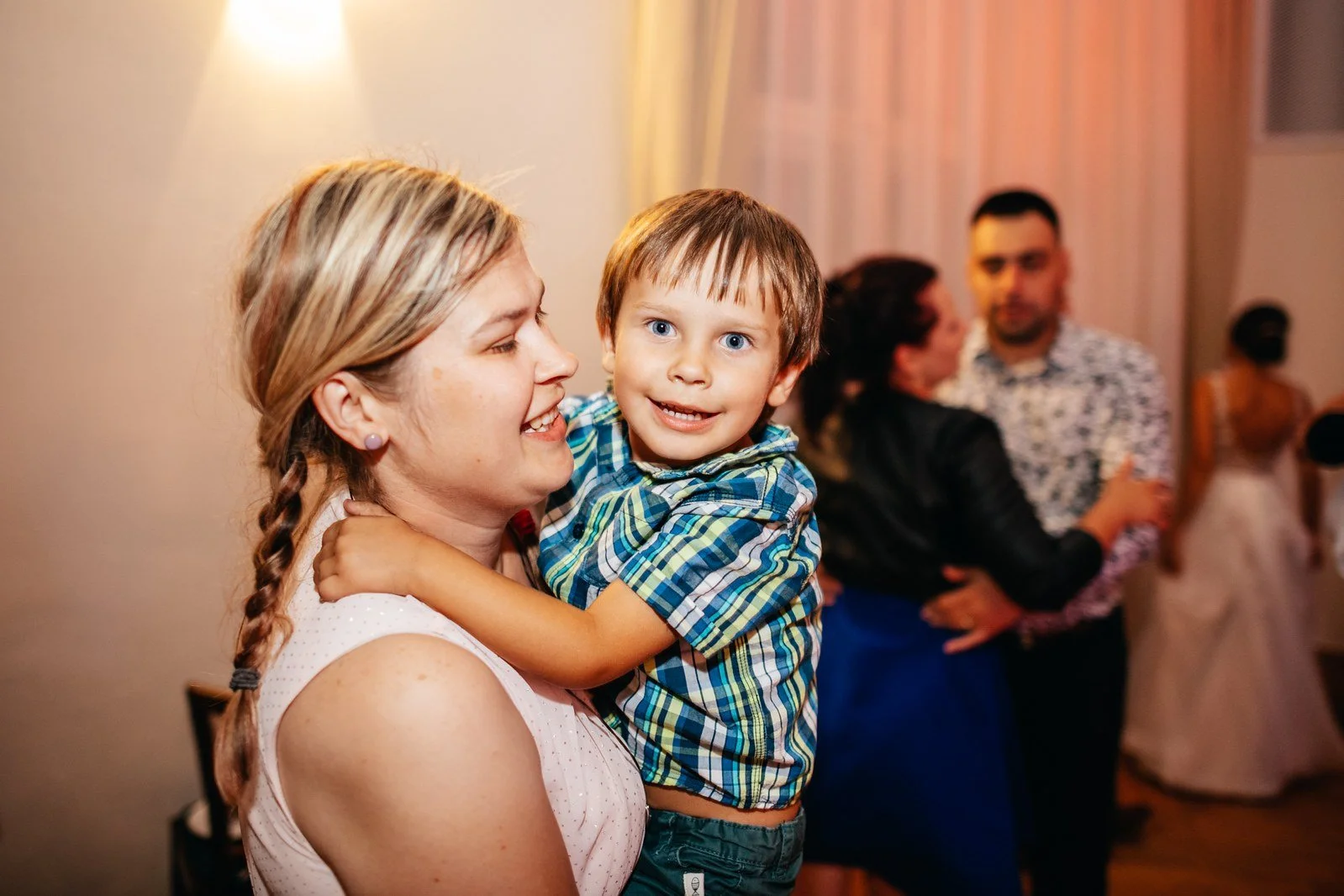Žena drží dítě během společného tance.