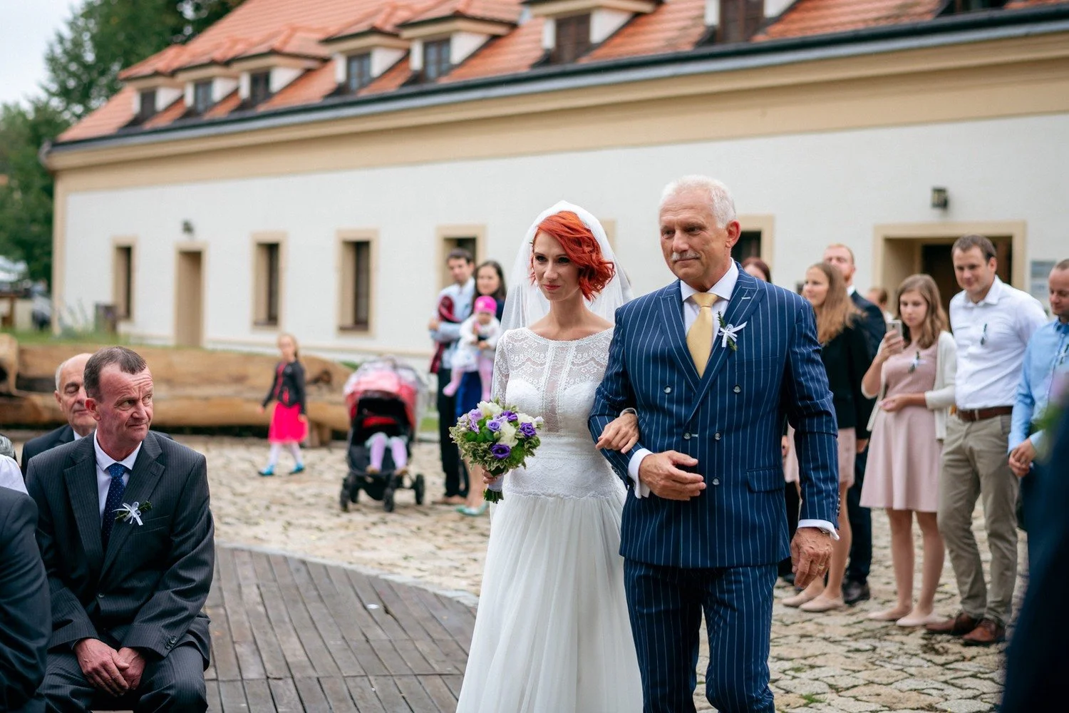 Martina přichází k obřadu po boku staršího muže.